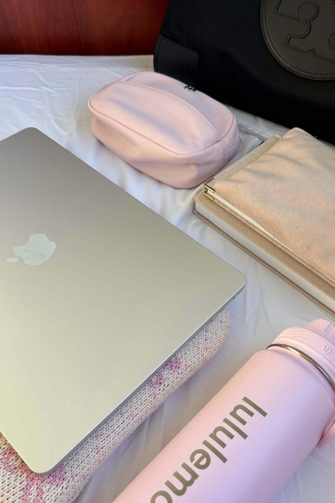 what’s in my school bag

Tory Burch tote (first purchase $15% off of $200+)
Lululemon pink pouch
Lululemon pink water bottle
Planner and journal (planner on sale now!)
Mac book air 15 inch (school deal until 9/31 - purchase from education store and get up to $150 apple gift card) 

#LTKSeasonal #LTKItBag #LTKSaleAlert