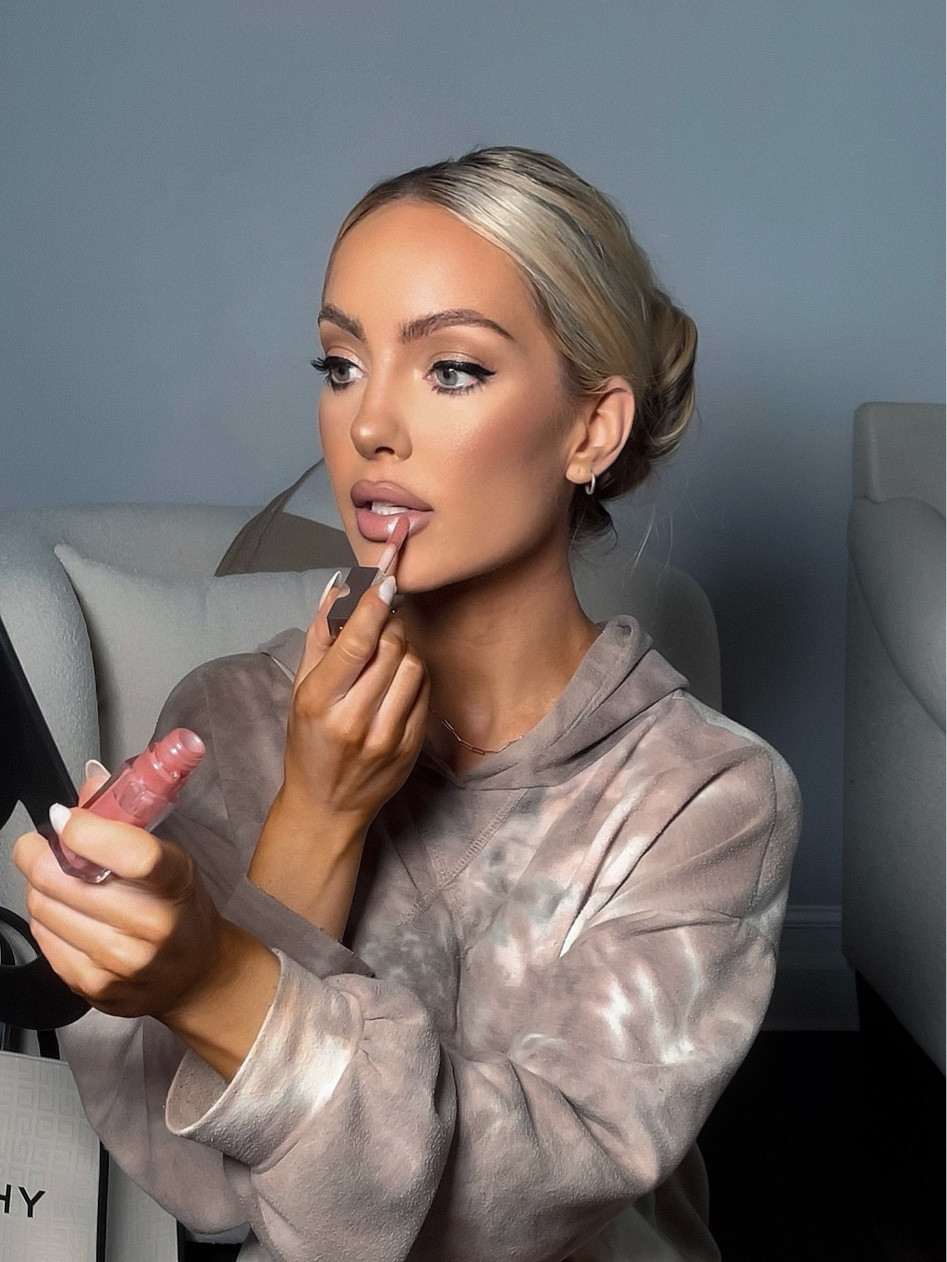 Latest 15 minute makeup video look! Follow @hollyjoannew for beauty and style! So glad you’re here! Xx

Ben Nye Banana Powder
MAC Mineralize Skin Finish Blush Love Joy
Kjaer Weis Brow Pencil Deep Brown 
NARS Laguna Bronzer
Pat McGrath Labs Eye Liner
Iconic London Original Highlighter
Chanel Volumizing Mascara
Anastasia Beverly Hills Brow Freeze
Charlotte Tilbury Makeup Setting Spray 
Lip Combo:
NYX Lip liner: shade Nude Truffle 
MAC Lipstick: shade Creme Cup
Fenty Lipgloss: shade Fu$$y

#LTKbeauty #LTKfindsunder100 #LTKstyletip