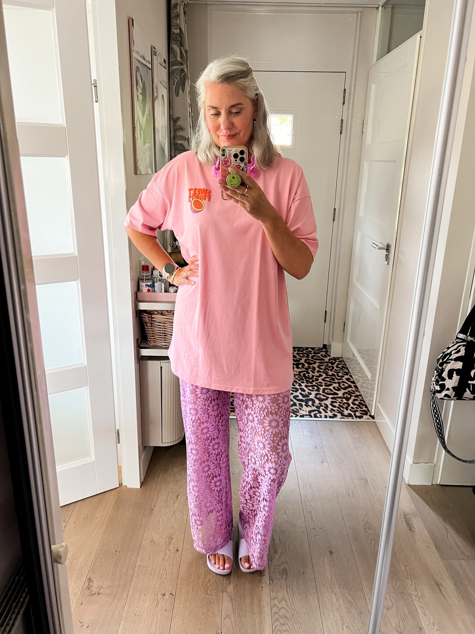 OOTD - Vrijdag. Een roze oversized t-shirt met grote print op de rug (mt 42) op een lila kanten broek (https://most-wanted-nl.mtpc.se/6339878, valt ruim). Lila slippers zijn oud.

#LTKnederlands #LTKeurope #LTKsummer