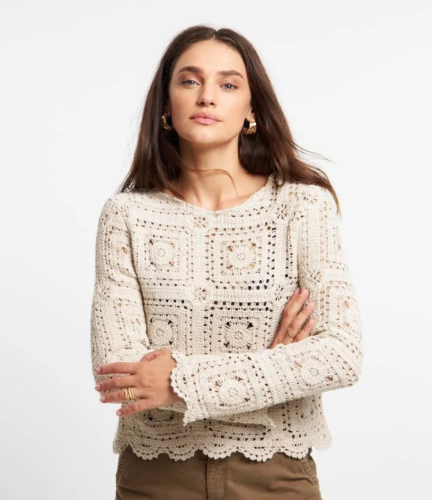 Blusa em Crochê com Textura em Quadros e Barra Ondulada Bege | Renner (BR)