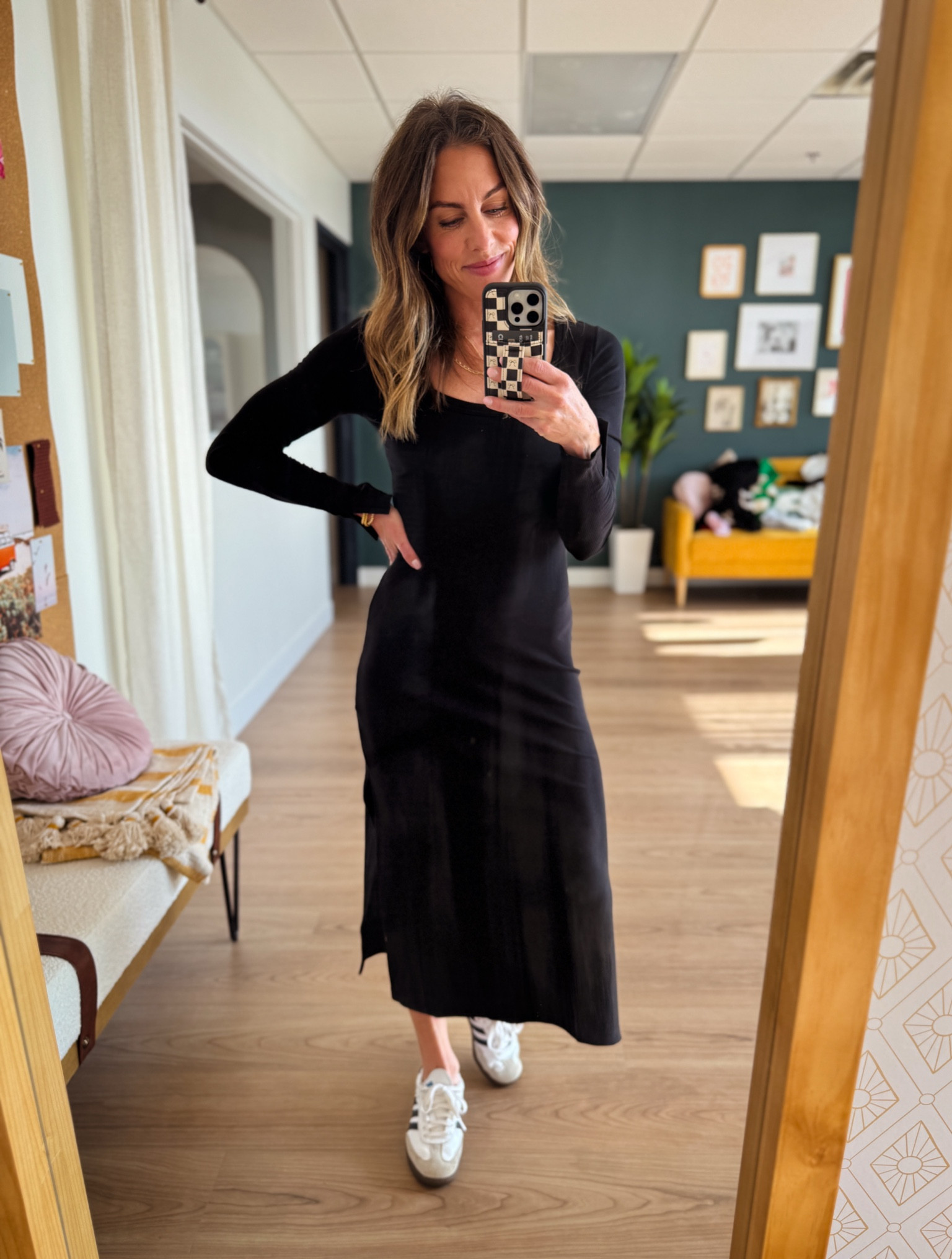 This dress is so incredibly soft and stretchy. ⭐️⭐️⭐️⭐️⭐️
.
Would probably want some shape wear underneath.
.
In a size Xs 
