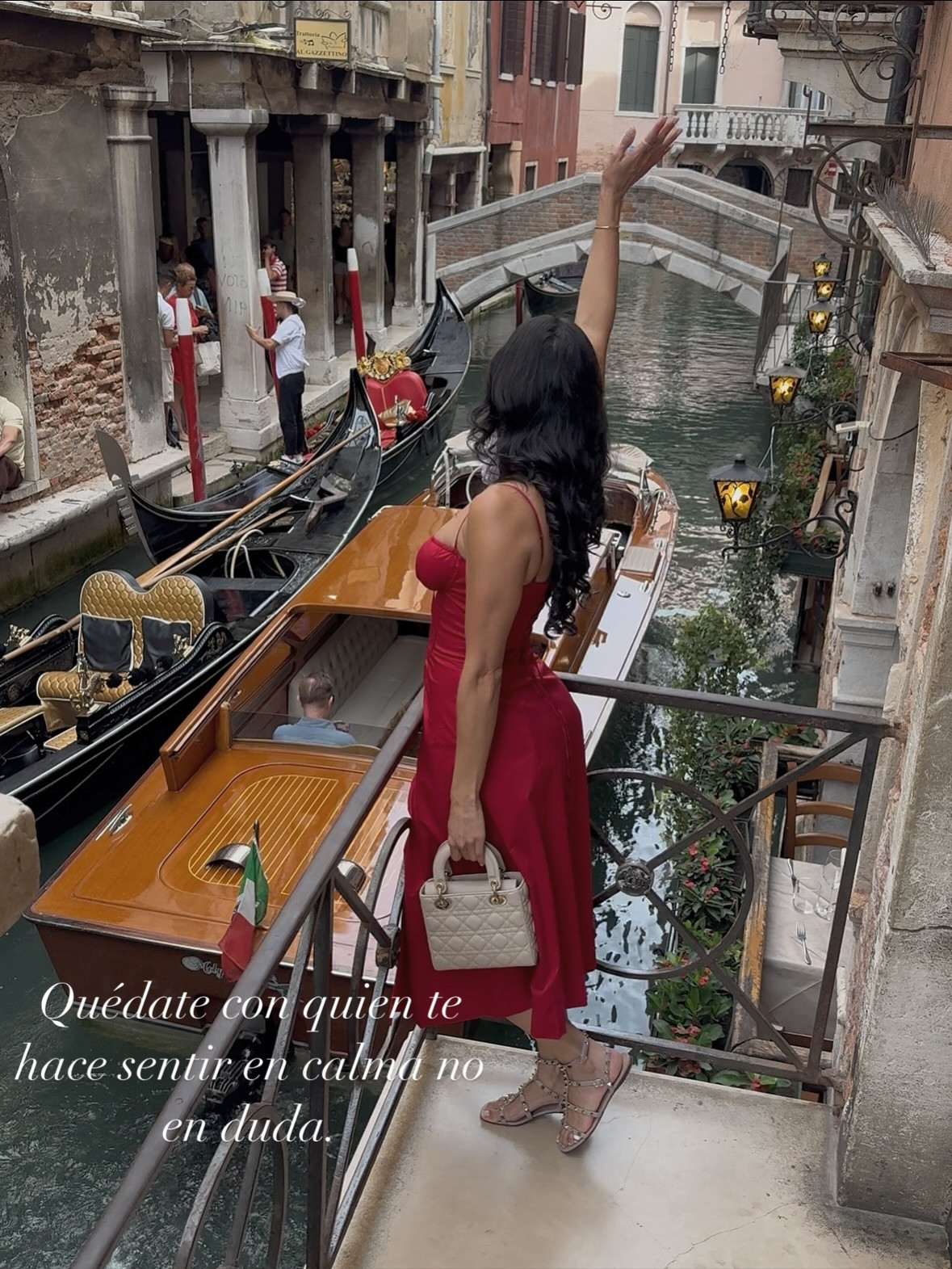 Quédate con quien te mira como si el mundo se detuviera✨
Quédate con quien convierte lo cotidiano en magia 🌹 
Quédate con quien te hace sentir que el amor también puede ser fácil 🫶🏼
.
.
#amorbonito #love #couple #healthylove #relationships #lovers #venezia #reddresses #amor