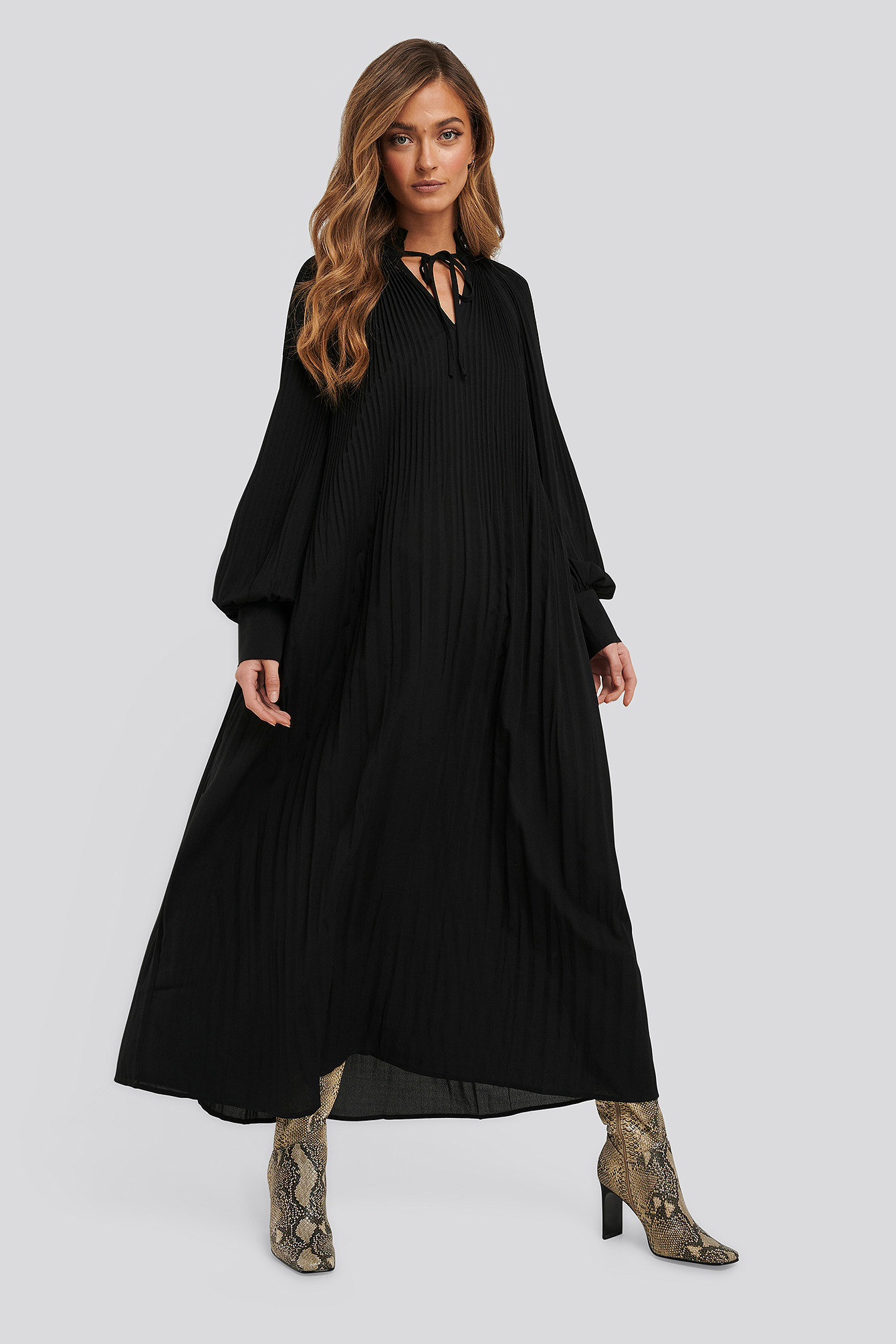 Tie Neck Pleated Dress Schwarz | NA-KD DE, AT, CH
