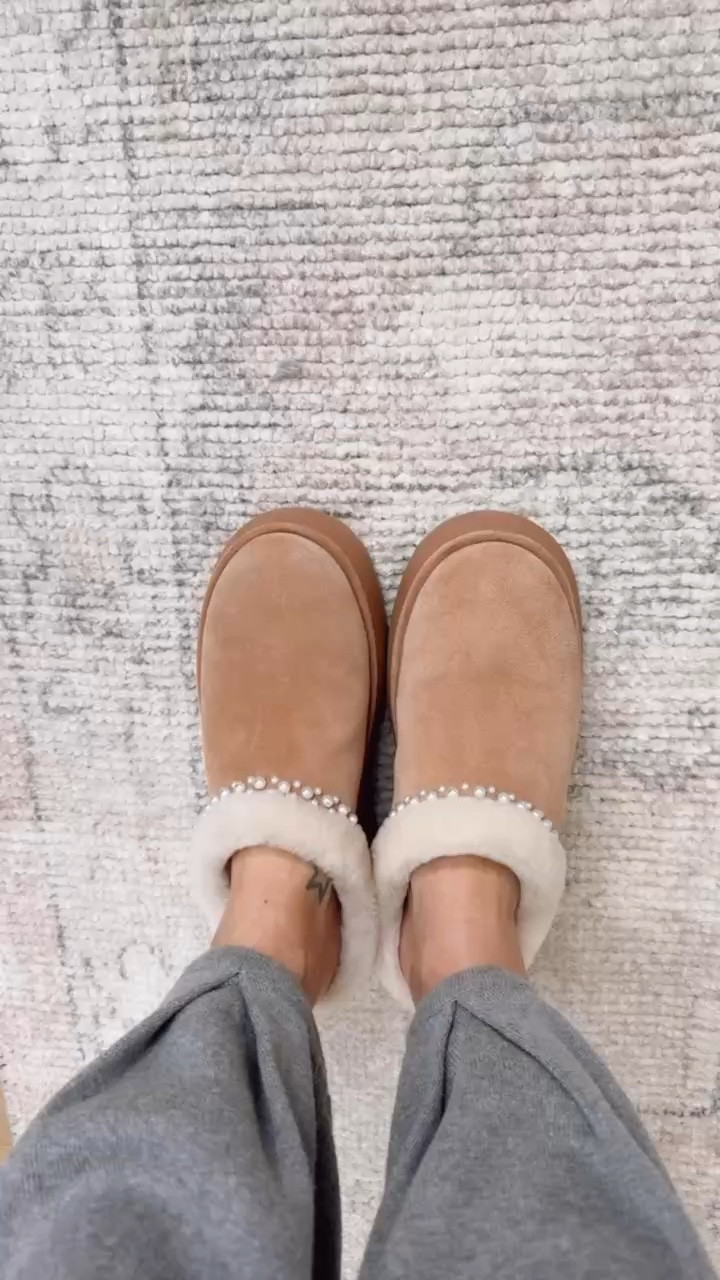 These slippers are so adorable! I got them as a Christmas present and have been wearing them non stop! 



Loverly grey, slippers, shoes, winter outfitt

#LTKShoeCrush #LTKSeasonal #LTKStyleTip