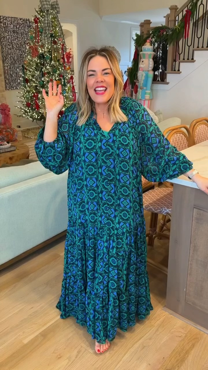 Holiday fashion, holiday dress, Christmas dress, flowy dress 

#LTKGiftGuide #LTKMidsize #LTKHoliday