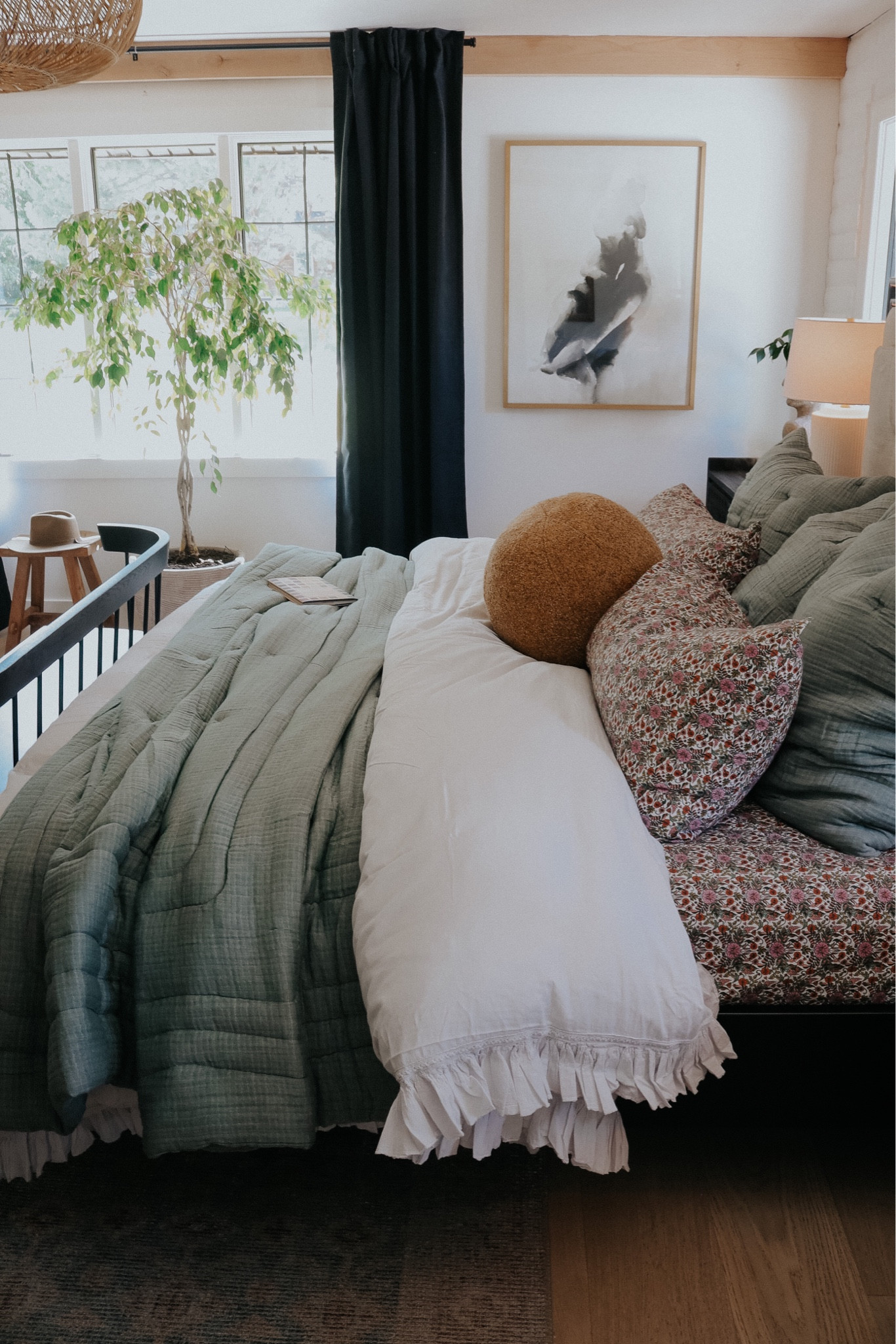 BROOKE30 for 30% off!!!
Little bedding refresh! It’s official patterned sheets are my favorite🖤I found all this bedding @anthropologie the round boucle pillow is one I have had and it’s classic cozy vibes. Get all the sources here- and in stories! Question is should I paint my walls terracotta?? 