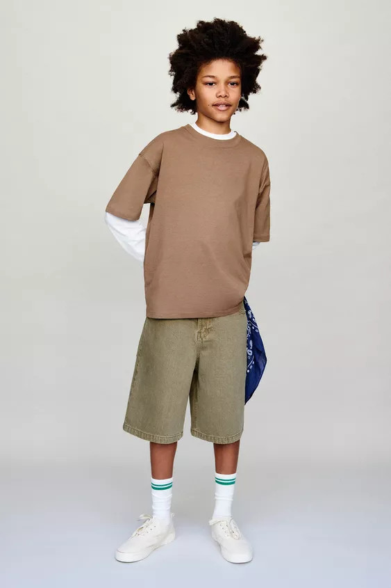 Relaxed baggy Bermuda shorts featuring an adjustable interior waistband and a front button fasten... | Zara UK