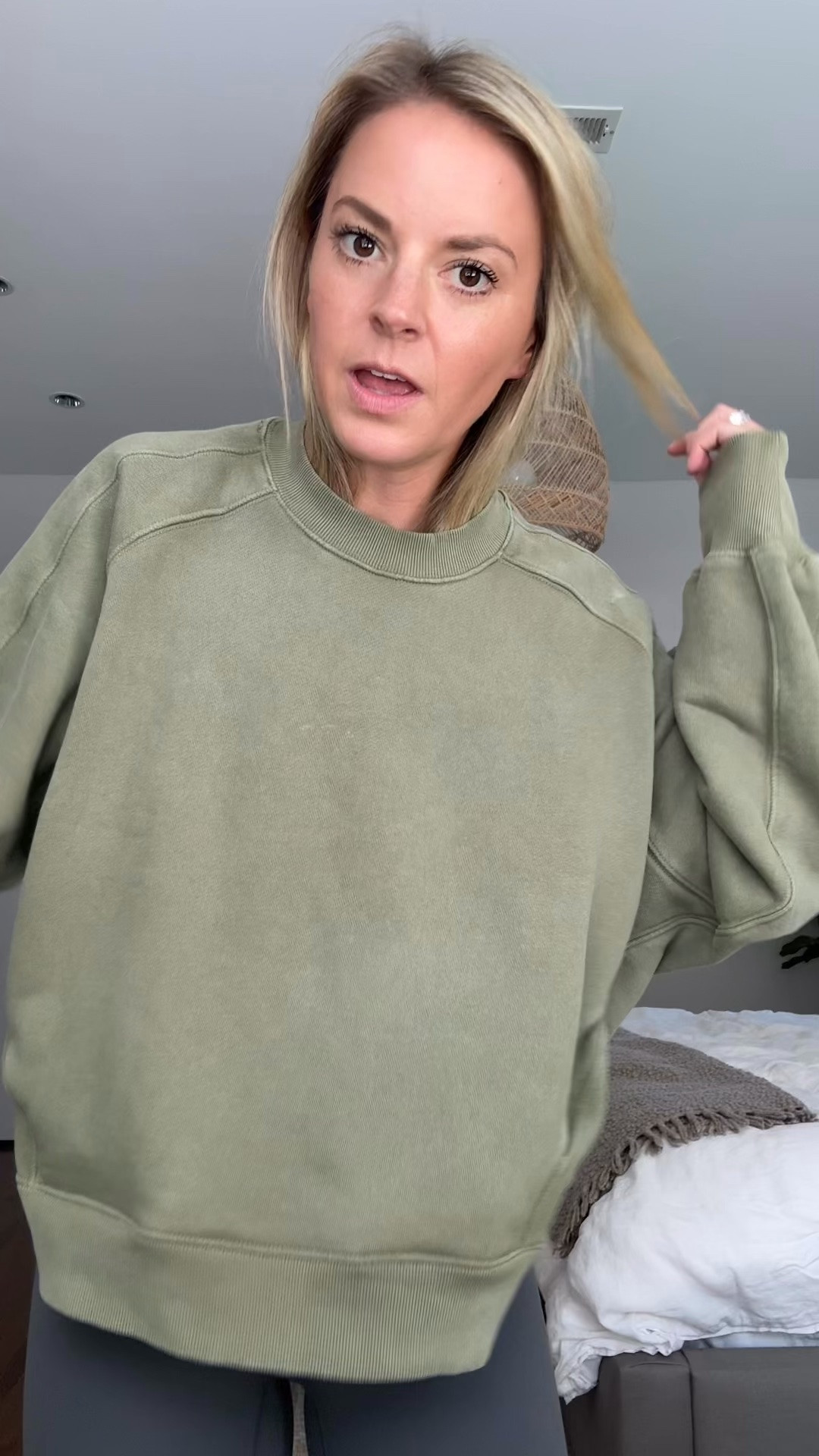 Cozy sweatshirt with pockets! I also have the blue in a small and prefer how the XS fits 
-XS pullover
-small leggings