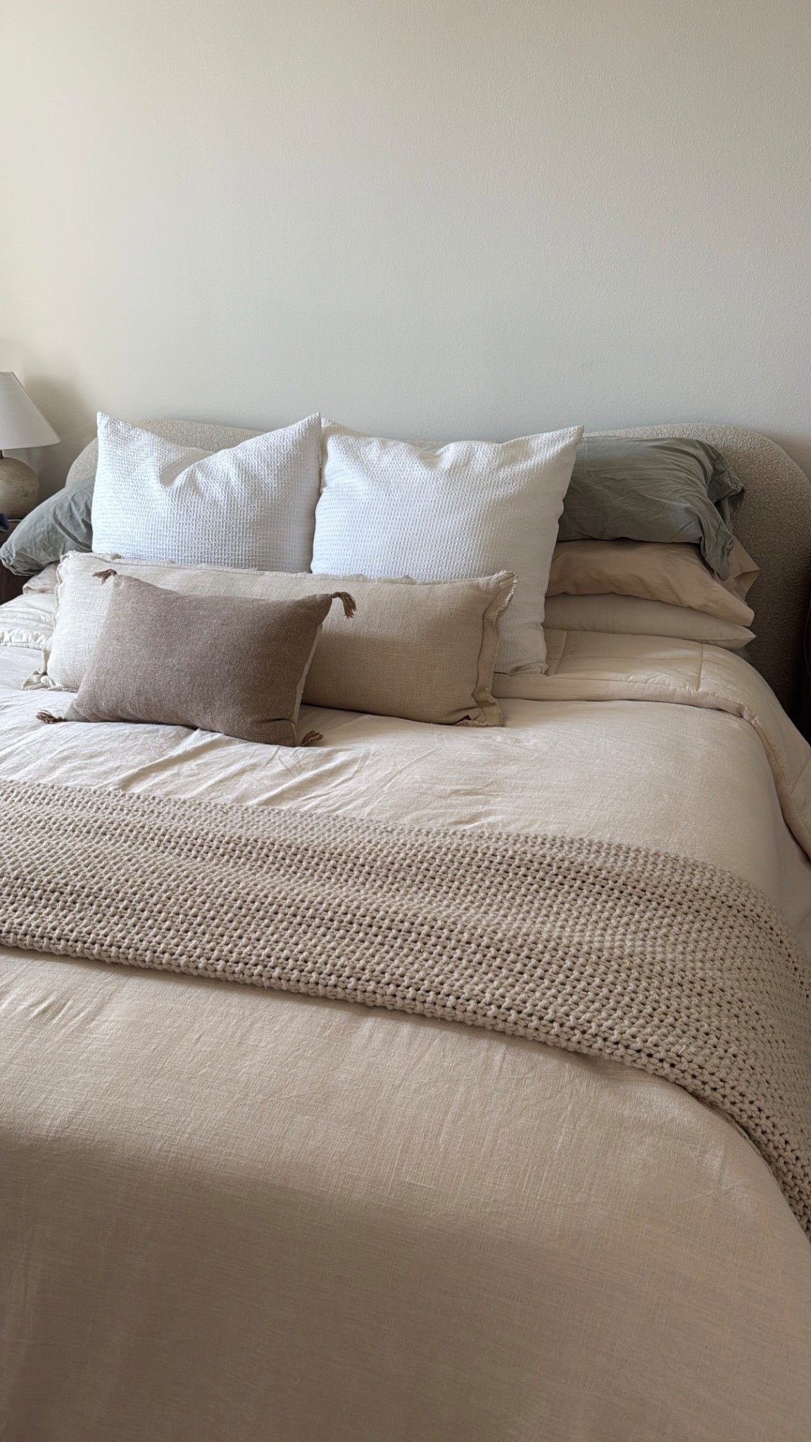Master bedroom bedding

@Target @Anthropologie 