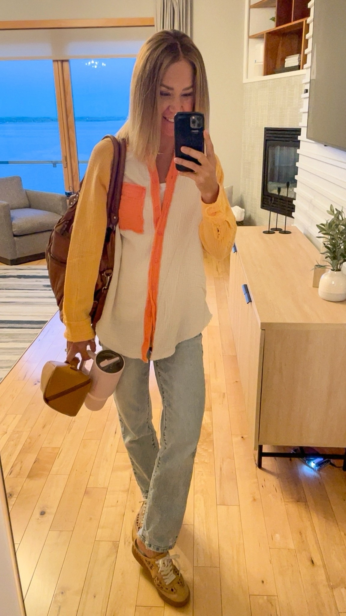 Linen shirt, jeans, and a carry-all purse that holds my entire life. 🤍 Don’t forget the water bottle and cosmetic case—daily essentials always come with me.

Shirt: xs
Tank: small
Jeans: 24x28
Shoes: 8