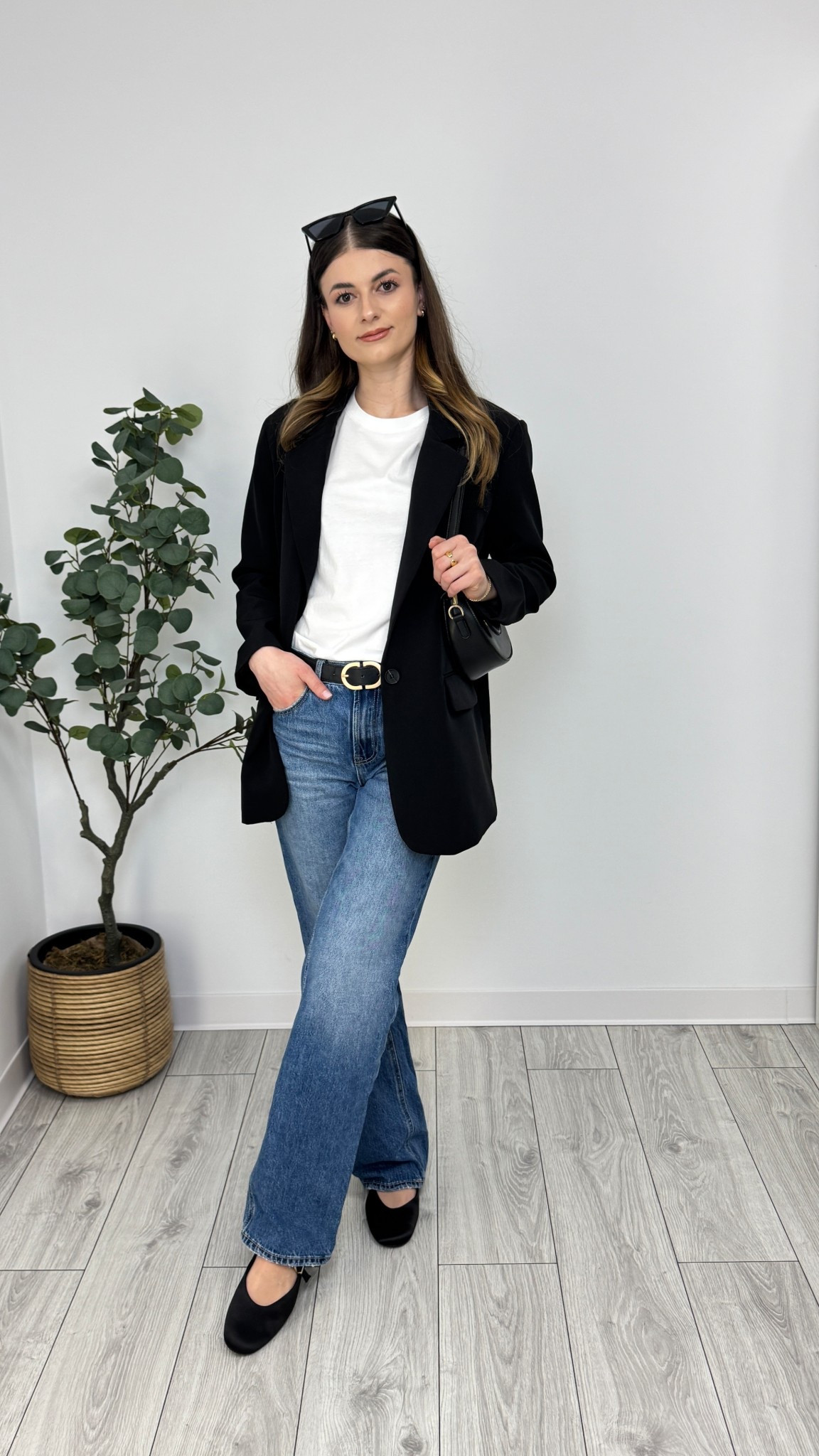 Blue wide-leg jeans, white T-shirt, black blazer, black ballerina flats, black purse, black belt, sunglasses. A perfect mix of casual denim and sleek tailoring for an effortlessly chic look 🦋 #IlaStylesDiary 


#LTKspring #LTKworkwear #LTKeurope