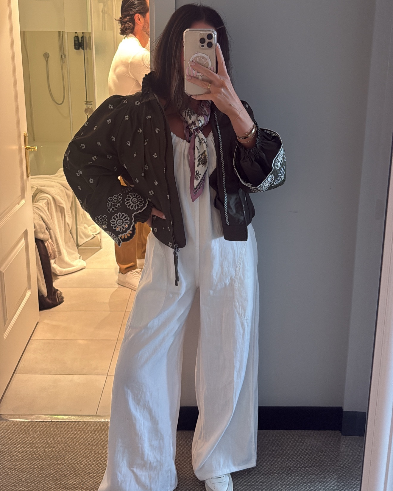 Madrid fits! 
Green jacket S
jumpsuit XS
white bra S 
black maxi S 
brown midi 6 
black skirt XS 
tank S 
b&w polka gown 6 
yellow maxi in S 