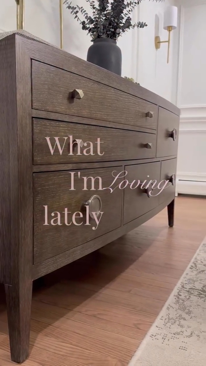 What I’m loving lately: warm wood, mixed metals, and soft contrast. These are the details that make a home feel calm, layered, and lived in. Neutral interiors don’t have to be boring when texture and tone do the work.
Link in LTK.
#homedecor #interiordesign #neutralhome #warmneutrals #mixedmetals