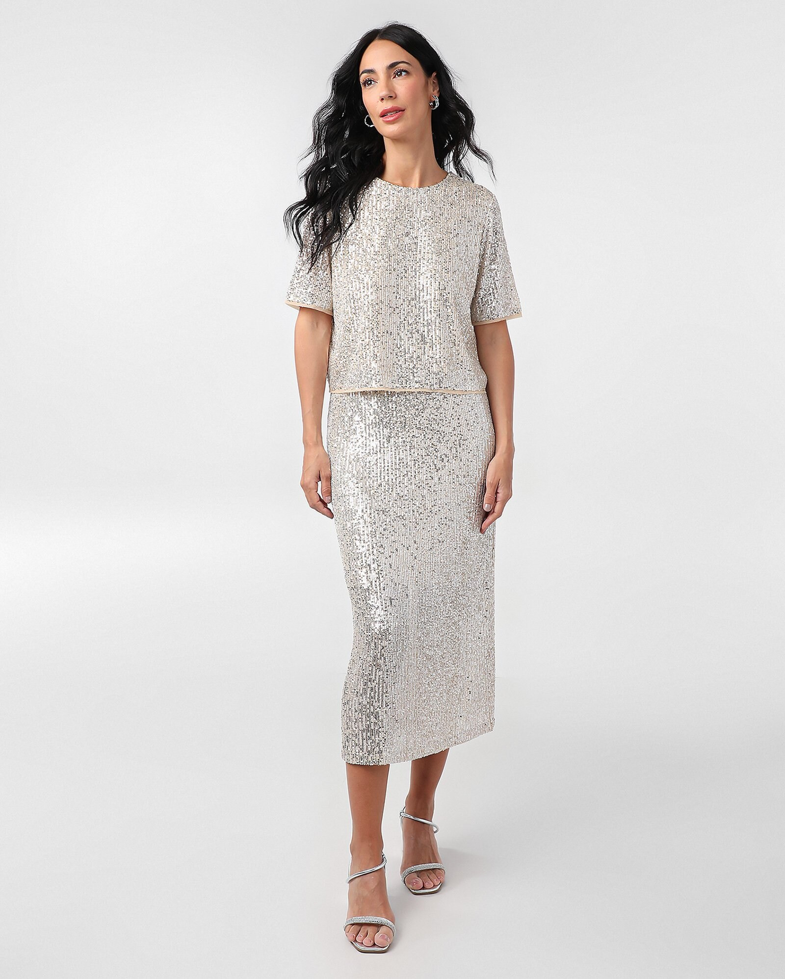 SP E RJ: ENTREGA ATÉ 24/12*Saia midi reta de paetê e fenda - Bege Claro | AK by Riachuelo | Riachuelo (BR)