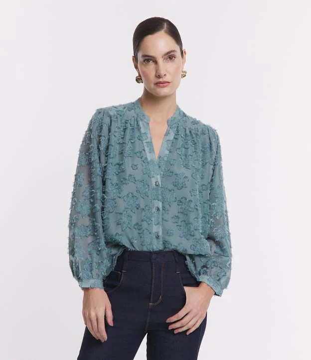 Camisa em Chiffon com Abotoamento e Textura Devorê com Pelinhos Verde Água - Lojas Renner | Renner (BR)