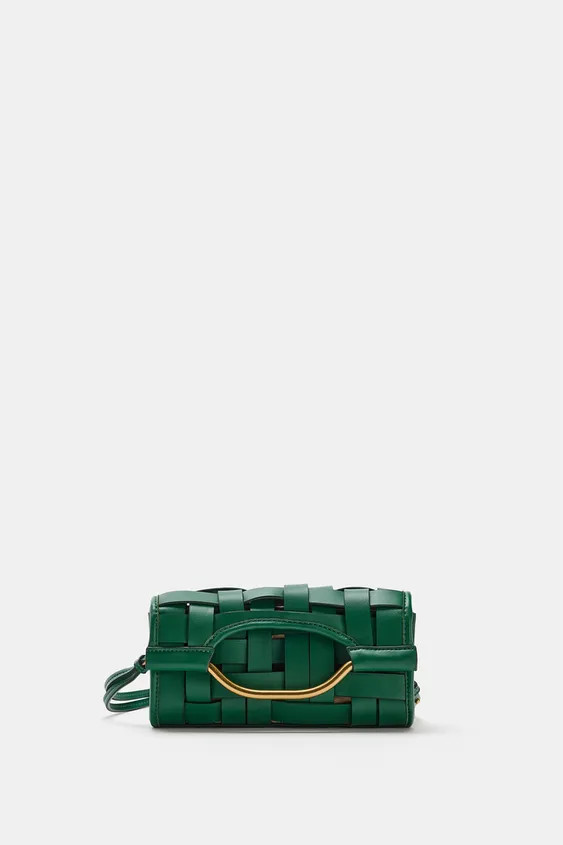 Elongated handbag. Woven effect exterior. Metal detail acts as a handle. Double metal clip closur... | Zara US