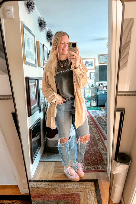 My favorite jeans for spring. These mom jeans fit so god, I love pairing them with an oversized tee. 

top large
jeans 12 regular
shoes 7.5 (sized down) 



#LTKStyleTip #LTKFindsUnder100 #LTKOver40