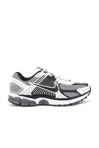 Nike Nike Zoom Vomero 5 Se Sp in Dark Grey, Black-White-Sail from Revolve.com | Revolve Clothing (Global)