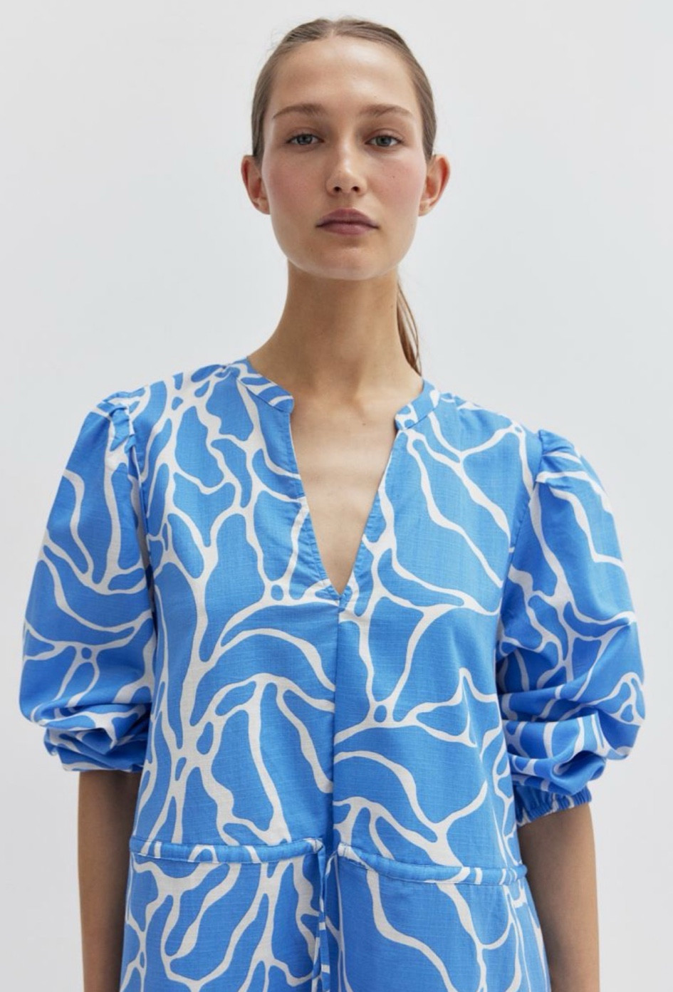 Drawstring-detail Dress

Short dress in woven fabric. Band collar, V-shaped opening at front, and long balloon sleeves with narrow elastic at cuffs. Narrow drawstring at waist with beads at ends. Gathered seam on skirt for added volume. Unlined

#LTKStyleTip #LTKTravel #LTKSwim