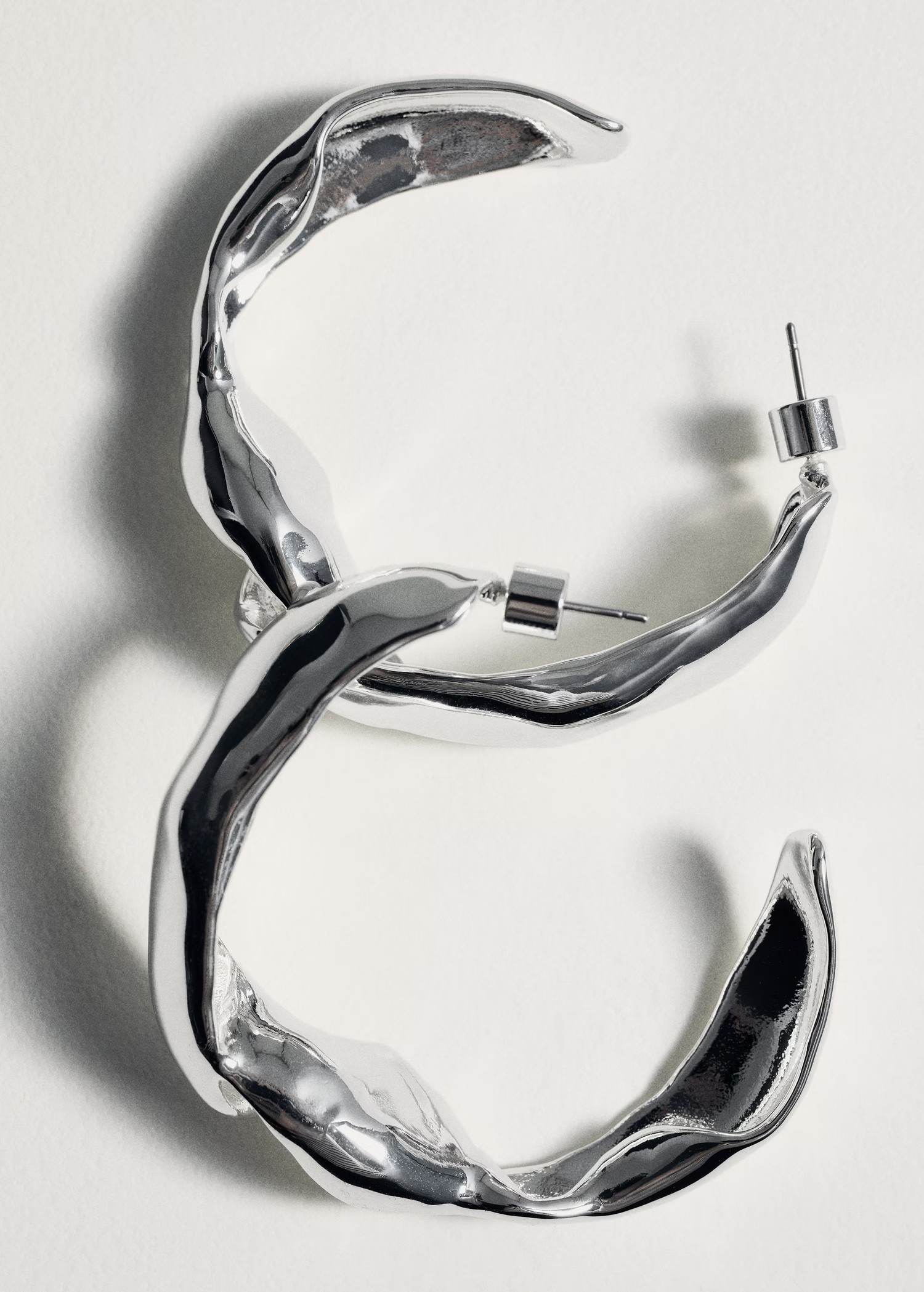 Wavy hoop earrings - Women | MANGO USA | Mango (US/MX/AU)