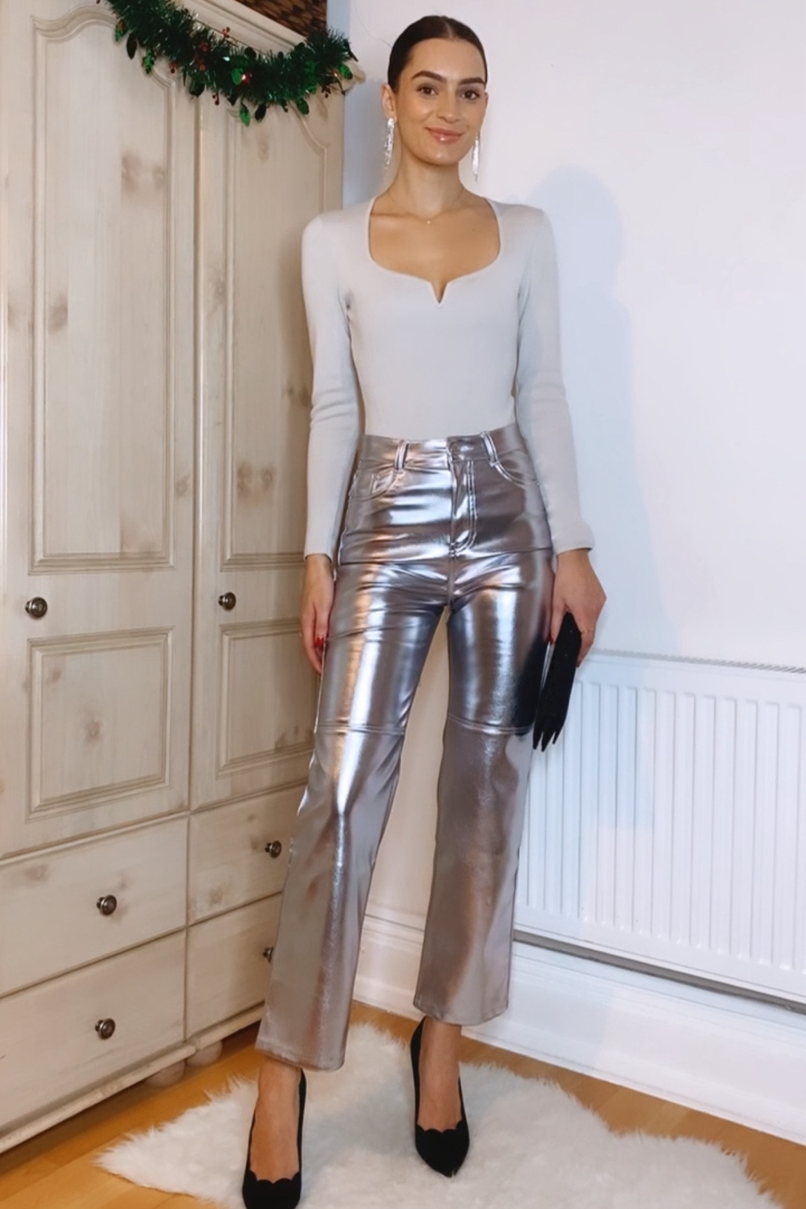 7 Days, 7 Party Looks: Dsy 1✨
-
silver trousers, bodysuit, black heels, black sparkle diamanté bag, black blazer, sparkly earrings

#LTKHoliday