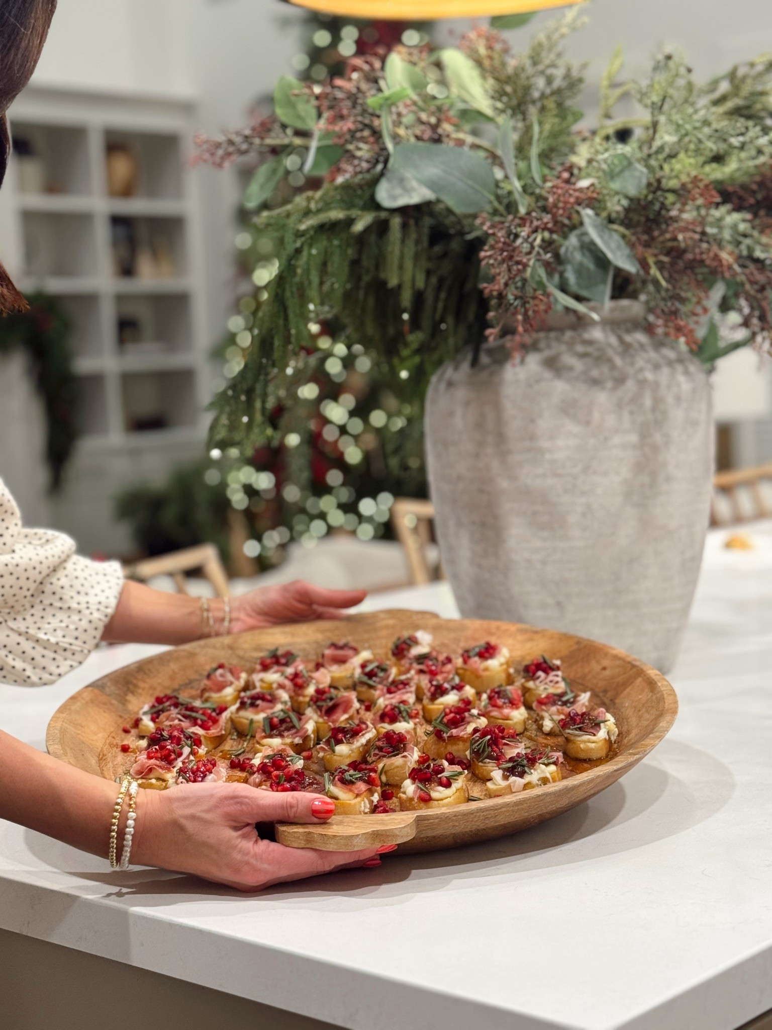  Holiday Crostinis ✨

Ingredients
French baguette
Olive oil
Sea salt
Ricotta cheese
Prosciutto
Fig jam
Pomegranate arils
Fresh rosemary
Hot honey

Instructions
1. Make the crostinis
Preheat oven to 375°F
Slice baguette into ½-inch rounds
Place on baking sheet, drizzle with olive oil, sprinkle with sea salt
Bake 8–12 minutes, flipping halfway, until golden
Let cool completely
2. Whip the ricotta
Blend ricotta with olive oil and a pinch of sea salt until smooth
Transfer to a zip-top bag and snip the corner for piping
3. Assemble
Pipe ricotta onto cooled crostinis
Top with prosciutto
Add a spoon of fig jam
Sprinkle with pomegranate
Finish with fresh rosemary and a drizzle of hot honey
4. Serve immediately
Best enjoyed fresh while crostinis are crisp ✨