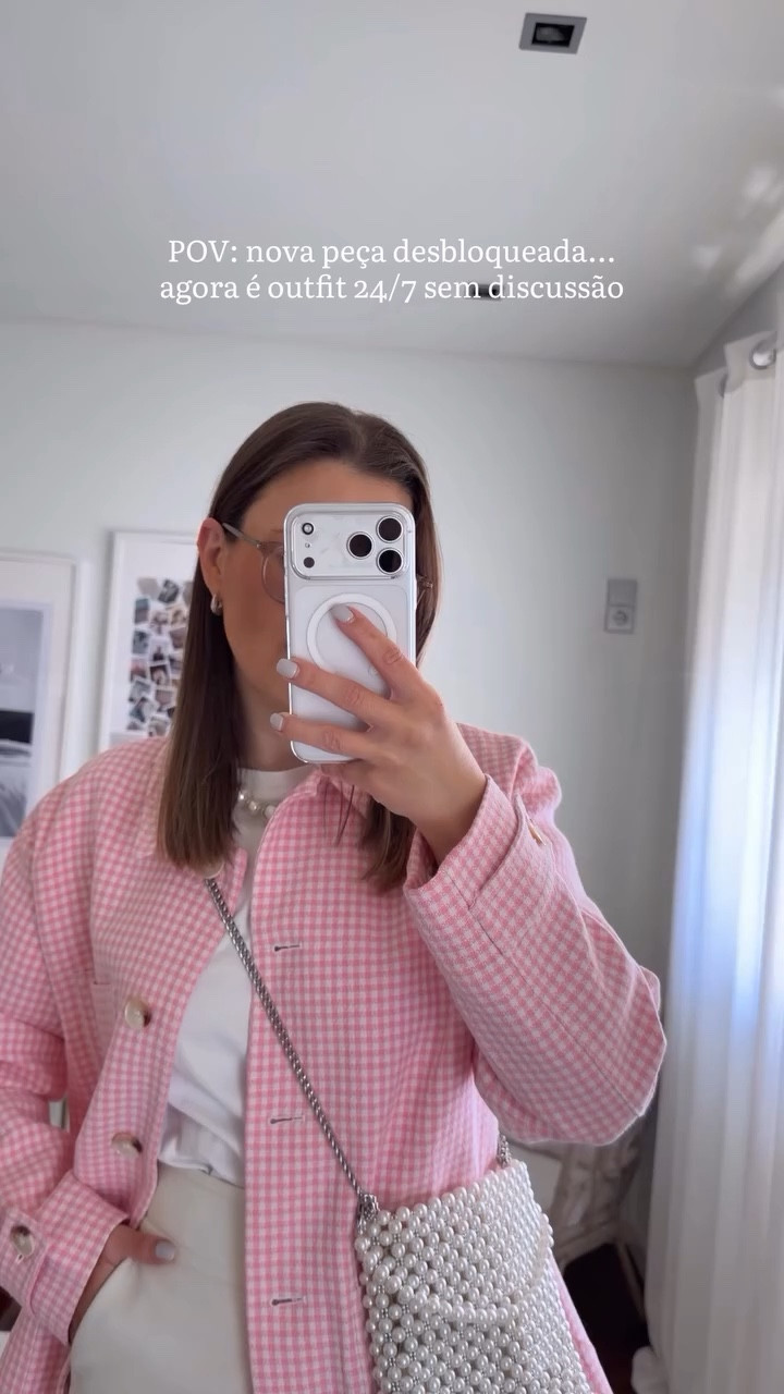 Não costumo usar muito cor de rosa, mas este ano estou completamente rendida com a cor. Não me perguntem porquê? 💕

Casaco @Zara  - 2516/109/046
Calças @zara - antigas 
Bolsa @zara - antiga 
Colar @zara - antigo 
Moccassins - @envii_official

#outfıtinspo #springoutfits #pinterestinspo #pinterest #zara 

spring outfit - pink jacket - vichy jacket - spring outfit - white pants - cru pants - moccassins- spring vibes - pinterest - grwm - outfit inspiration - Zara - zara bag -neutral outfit - casual outfit

#LTKootd #LTKWorkwear #LTKgrwm