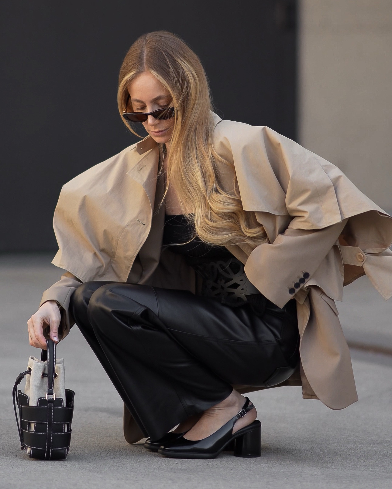 leather black pants combined with a beige oversized blazer and black details 

#LTKeurope #LTKspring #LTKdeutschland