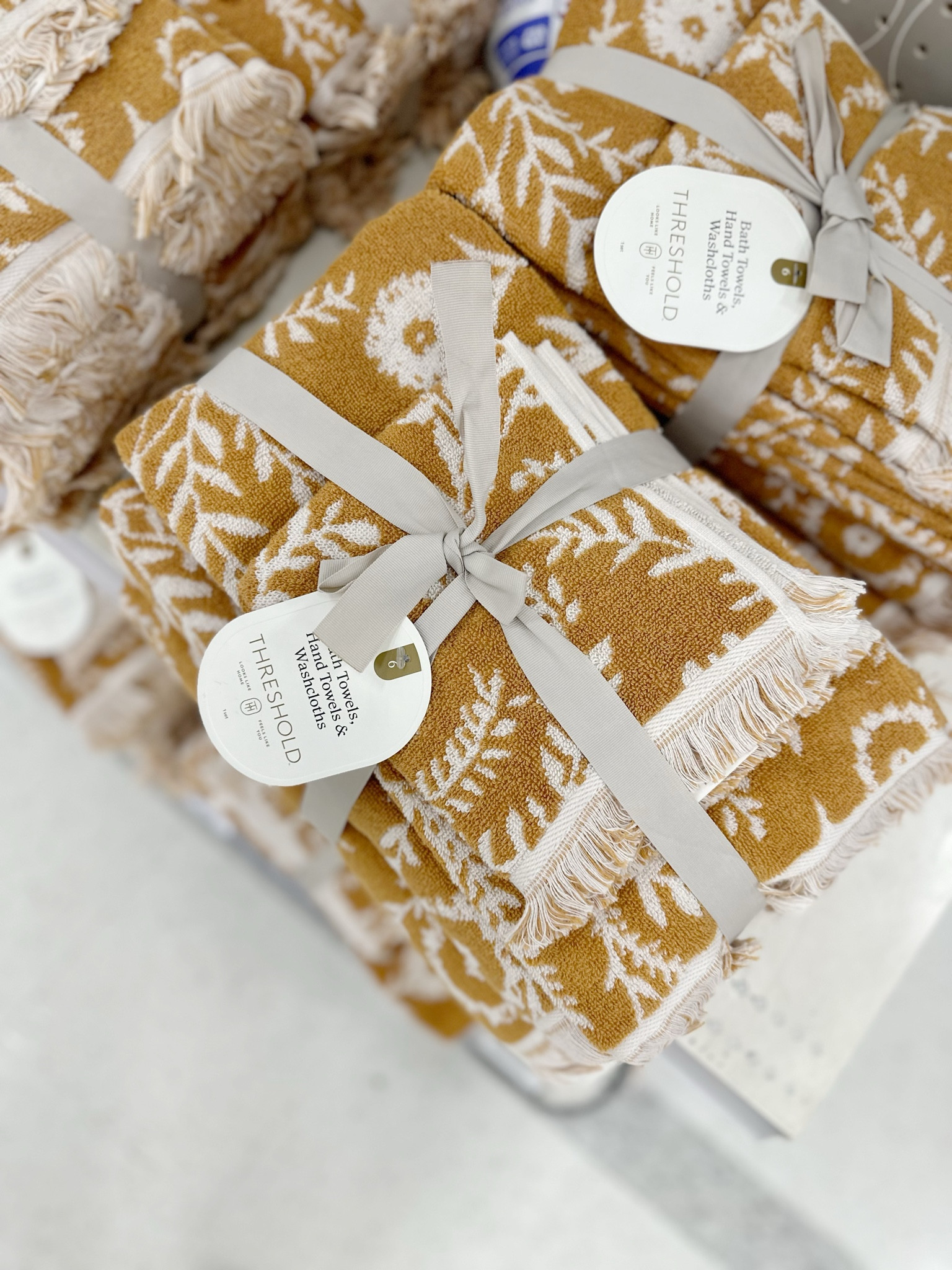 These gold and white floral pattern bath towels are the cutest!!

It comes in a set of 6 pieces.  2 washcloths, 2 hand towels and 2 bath towels for only $20!

The perfect addition to your bathrooms for fall. 

#LTKSeasonal #LTKHome #LTKFindsUnder50