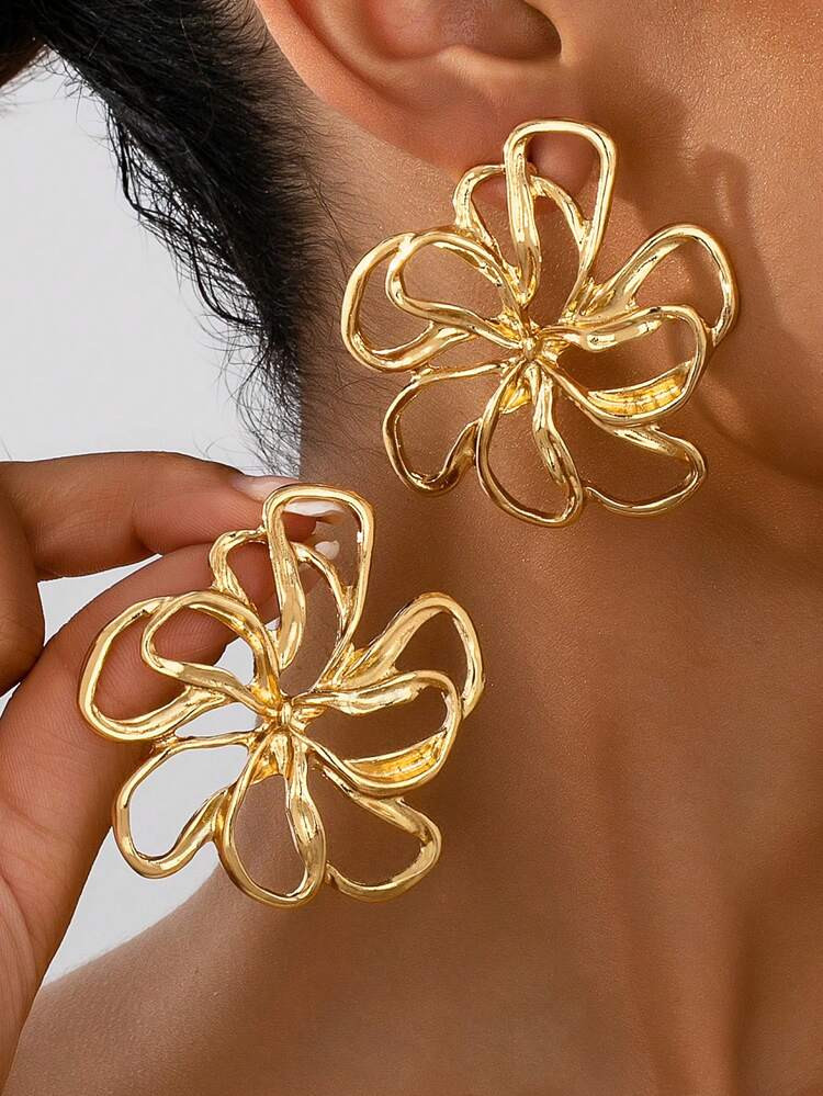 1 Pair European & American Large Hollow Floral Metal Stud Earrings | SHEIN