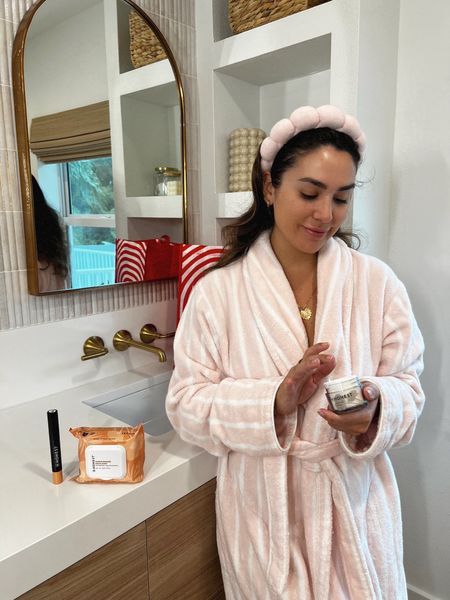 #ad I’ve slowly been researching all of my products on EWG and finding new alternatives. There are so many great #cleanbeauty options @target right now. One of my favorite brands has always been @honest_beauty 💫 Their products have always worked for me and my family because they are clean, safe & effective #honestambassador #targetbeauty #targetstyle #targetpartner #targetstyle 