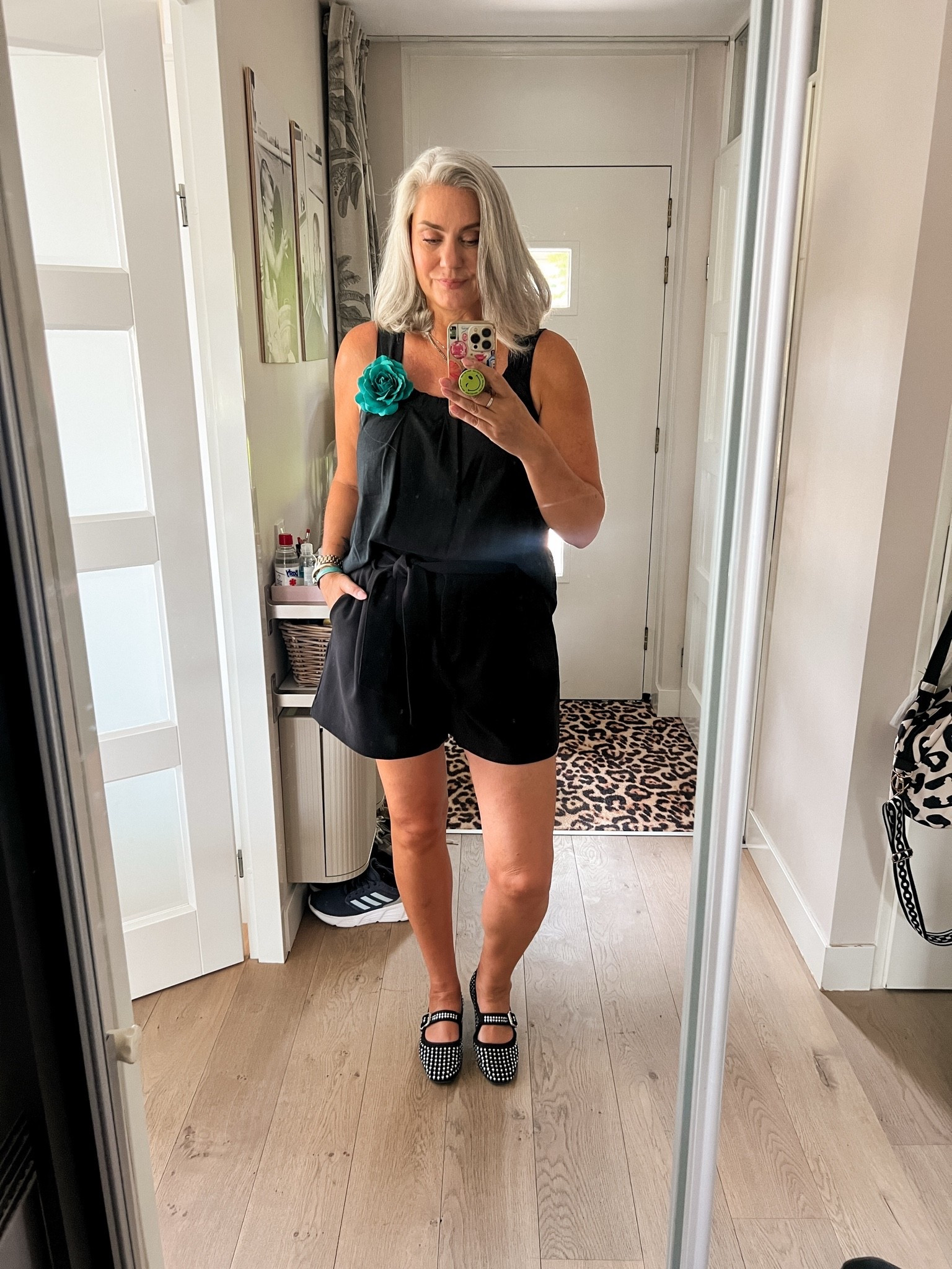 OOTD - Zondag. Iets wat je niet zo vaak ziet, ik helemaal in het zwart. Maar in de zomer vind ik een zwarte outfit best cool. Ik draag een zwarte linnen top (oud, Bonprix, L) waar ik een bloem op heb gespeld met daaronder een nette zwarte short (oud, Shoeby, xl). Zwarte Mary Jane ballerina’s met glitters.

#LTKnederlands #LTKeurope #LTKsummer
