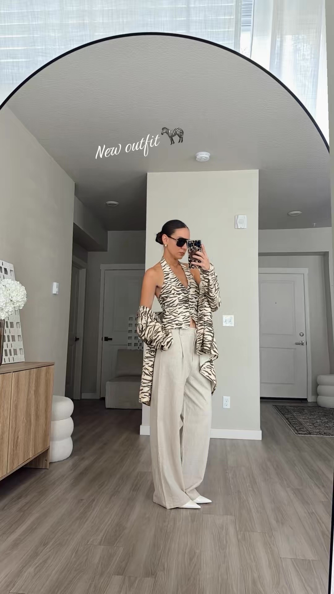 Anima print blazer 
Animal print top 
Linen pants 
Pointy toe heels