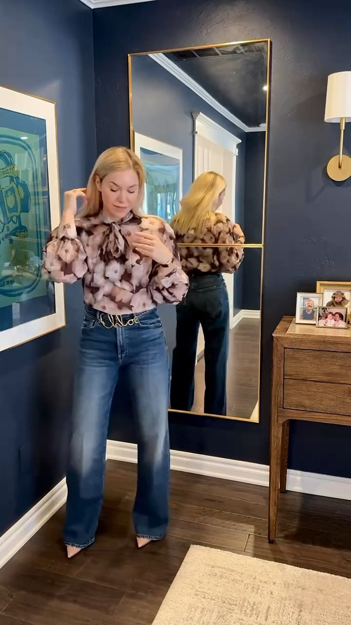 This floral top is so cute and a little cropped BUT perfect for tucking in.


Mother jeans 
Fall outfit 
Chloe belt 

#LTKItBag #LTKStyleTip 

#LTKFindsUnder100 

#LTKSaleAlert #LTKootd #LTKSeasonal