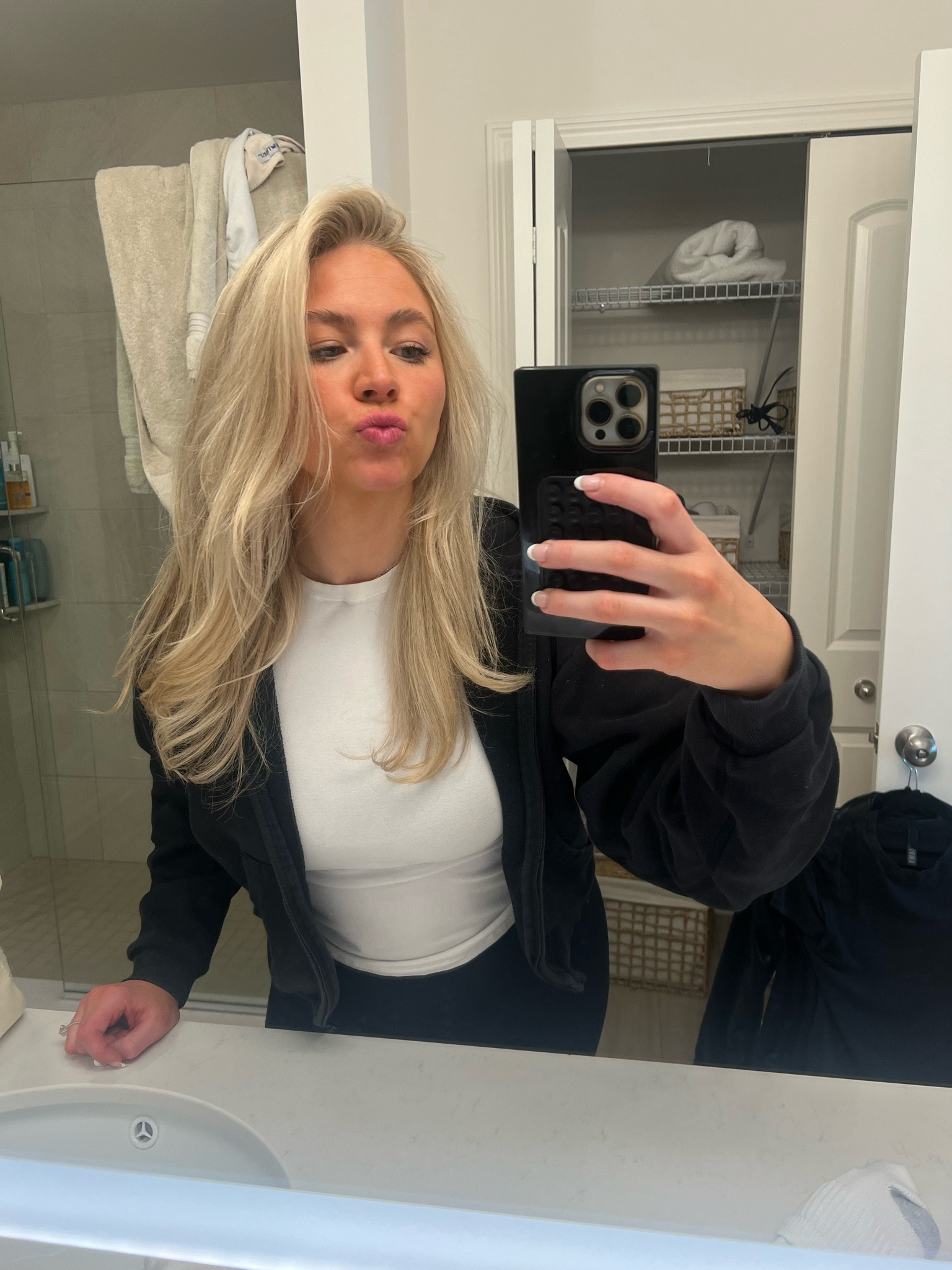 ME 🤝🏻 SKIMS 
MY EVERYDAY UNIFORM! 
Tshirt: Medium
Zip up: Large (for oversized fit) 