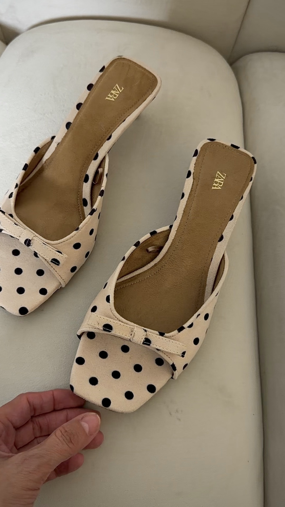 The cutest Zara polka dote mule heels with kitten heel for yiur summer outfits or vacation outfits beach.
➡️Run true to size
.
Get yours noe before sizes are sold out!
.