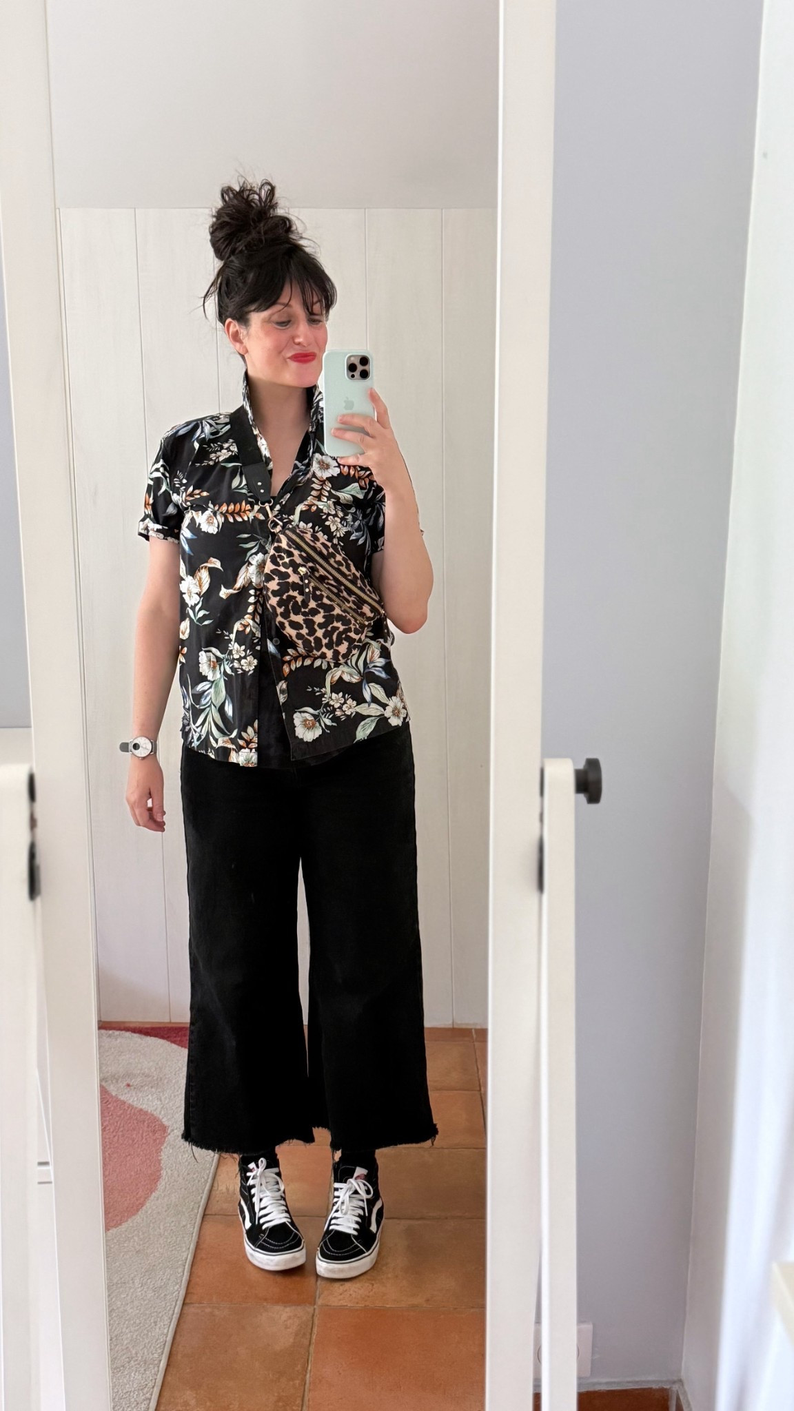 . Chemise hawaienne d'homme #superdry (similaires, en lien)
. Débardeur noir à ourlet arrondi #crzyoga (en lien) 
. Jean crop large #mango (en lien) 
. Chaussettes noires #uniqlo (en lien) 
. Banane léopard #petitemendigote (en lien) 
. Baskets noires #vans (en lien) 
. Rouge à lèvres mat "Feed the flame" #revlon (en lien) 
. Baume à lèvres coloré "Poppy red" #labello (en lien) 
 

#LTKmidsize #LTKfrance #LTKspring