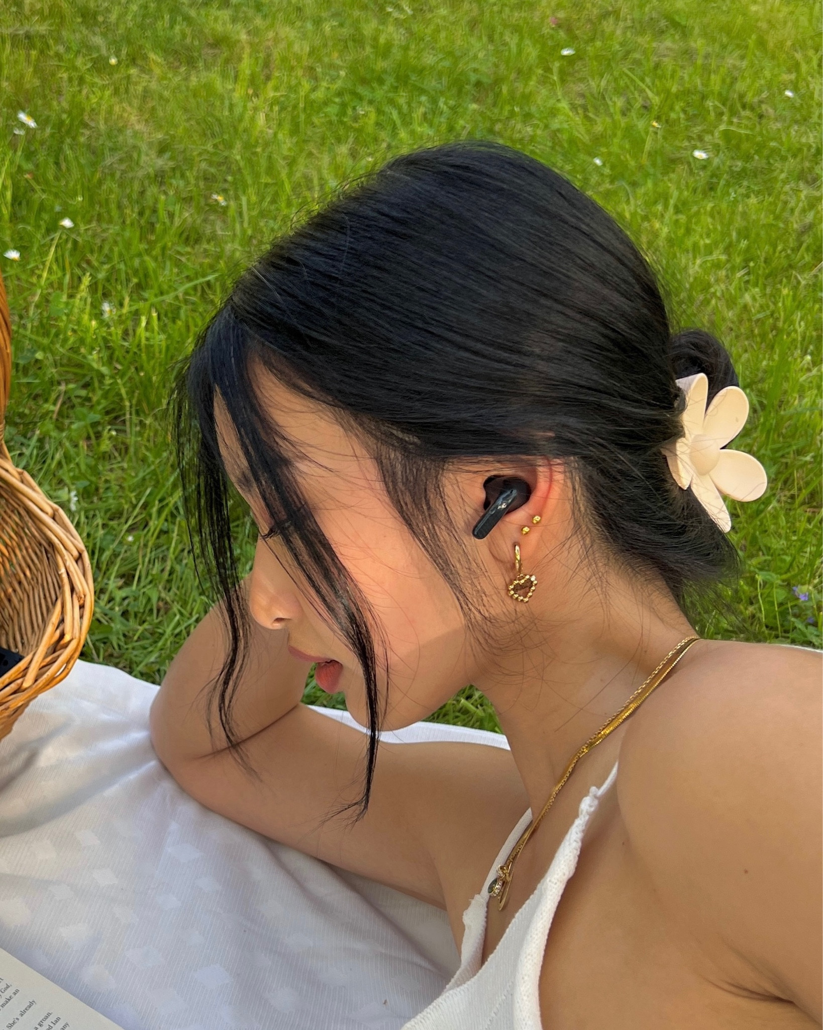 Anzeige | This is your sign to go on a picnic date, read a book & listen to some music 🧺🤍🎵 I use the @lg_tonefree earbuds for quality sounds. Check out my story and bio for the link! @lg_deutschland #LGTONEfree #Ad

@shop.ltk #liketkit https://liketk.it/49rKt

#LTKtravel #LTKFind #LTKeurope