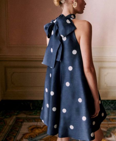 Just received this amazing dress from Sezane for spring! Navy and white, with polka dots and a bow!🎀 My dream dress! Love the halter neckline as well! 