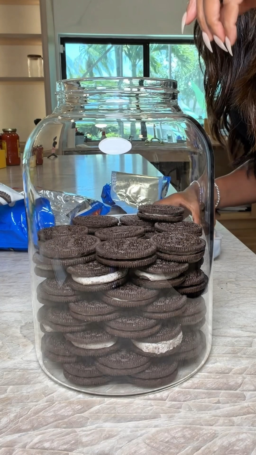 Scroll to shop! ✨ Love this way to store cookies. Everything is linked below.👇🏾

Desliza para comprar. ✨ Me encanta esta forma de guardar las galletas.

📲 Download the free LTK app & follow me @kirasfashionfinds to shop all my daily finds.

#LTKvlog #LTKfoodie #LTKHome