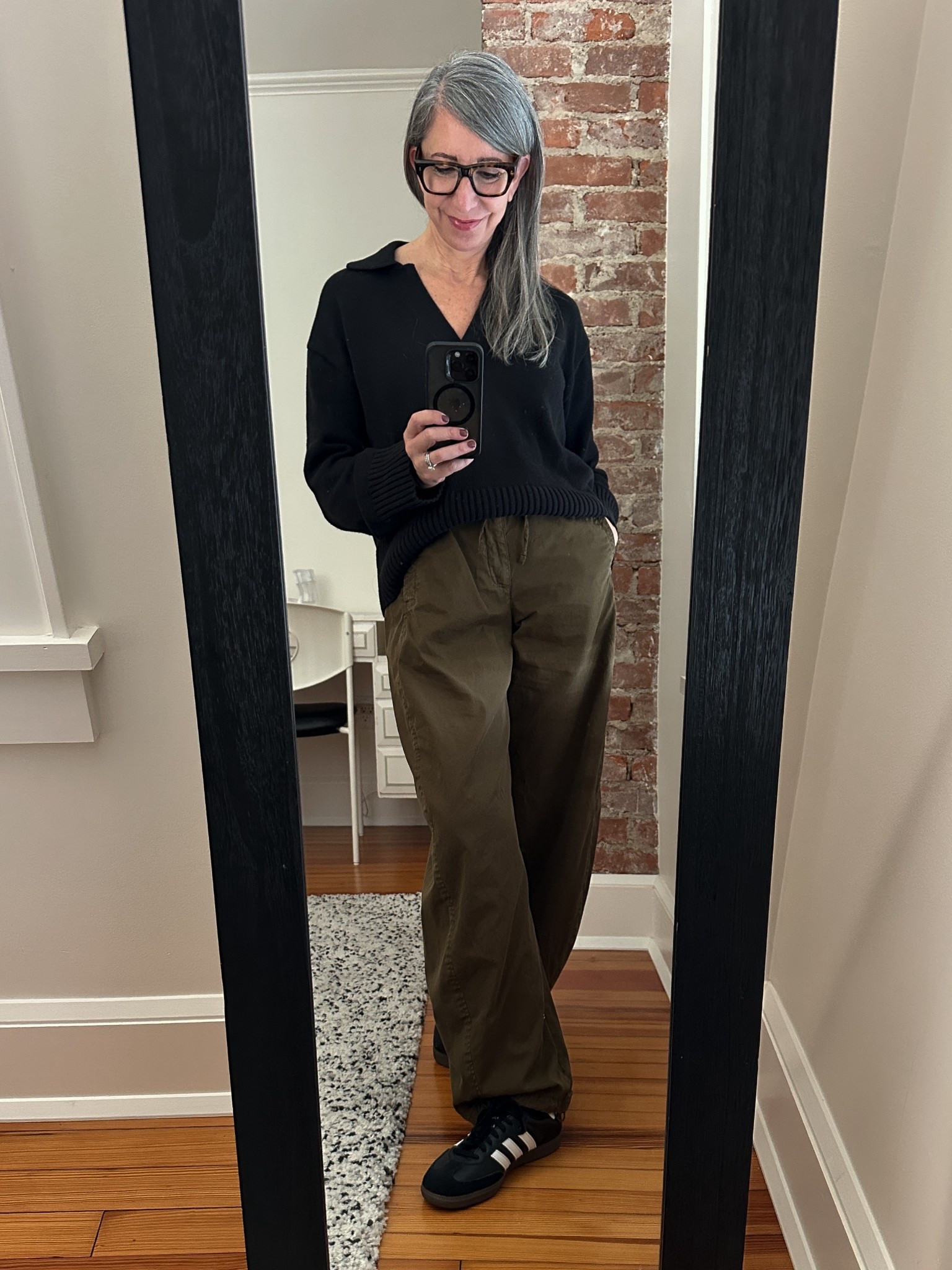 #ComfortableGirlFall The weather is still glorious in New York so I took myself for a very long walk in the city. And these barrel pants – which I shared over the summer with a gauzy top and flip flops – were the perfect base for this outfit. I added my fave slouchy cotton polo sweater and trusty Sambas and felt stylish and comfortable! Also sharing THE only no-slip sneaker socks I will ever wear!
 
.
.
.
.
#over50fashion #over50style #fabulousover50
#chicover50 #over50outfits #effortlessstyle
#modernclassic #widelegpants #comfortablefashion
#casualchic #fallfashion #fallstyle
#layeringseason #styleinspo #ootdover50
#everydaystyle #chicandcomfortable #agelessstyle
#wardrobestaples #fashionover50