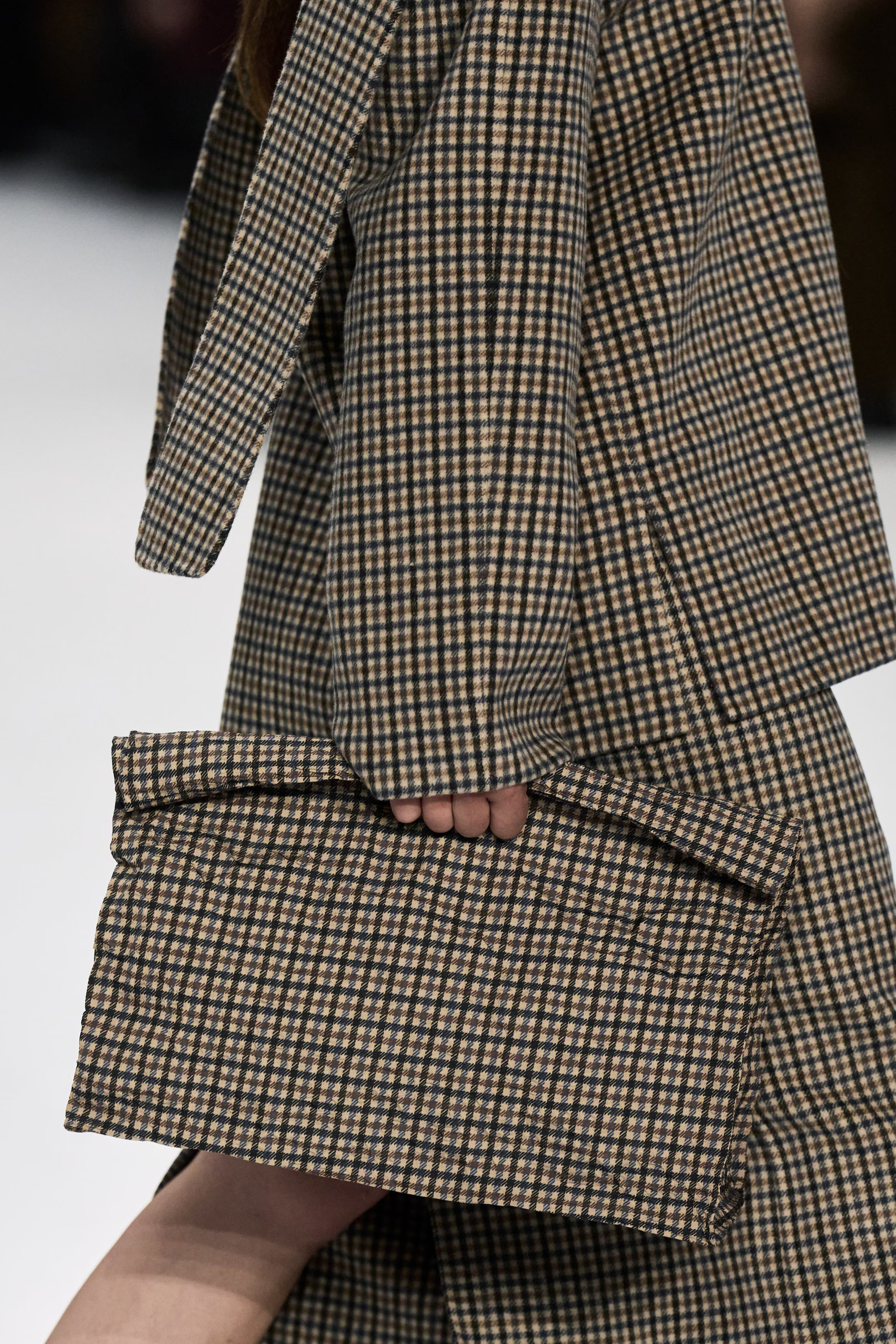 FOLDED OVERSIZED CLUTCH BAG - BEIGE / CHECKED | COS US | COS (EU)