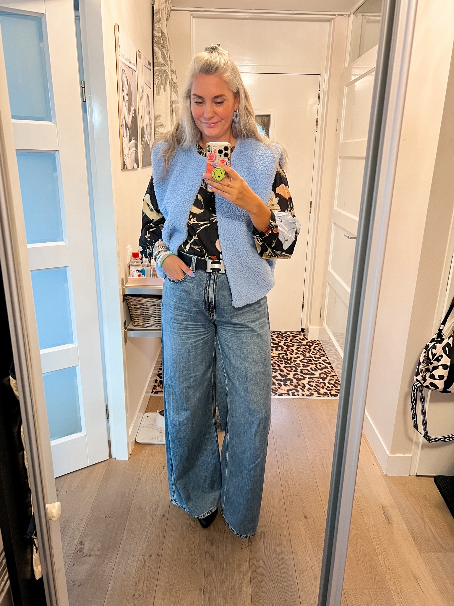 OOTD - Monday. Super wide legged jeans (32/36”), black botanical print blouse (tts), teddy bodywarmer (old) and pointy toe leather boots. 



#LTKstyletip #LTKnederlands #LTKFashionMonth