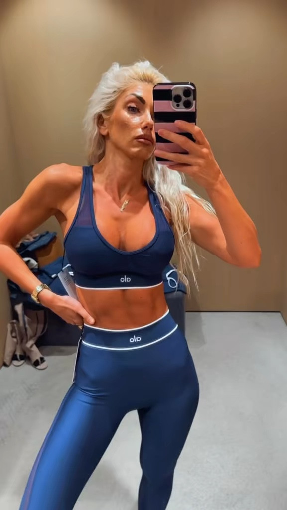 Classic and multi-purpose Alo set in Navy 

#LTKCyberWeek #LTKWorkwear #LTKootd