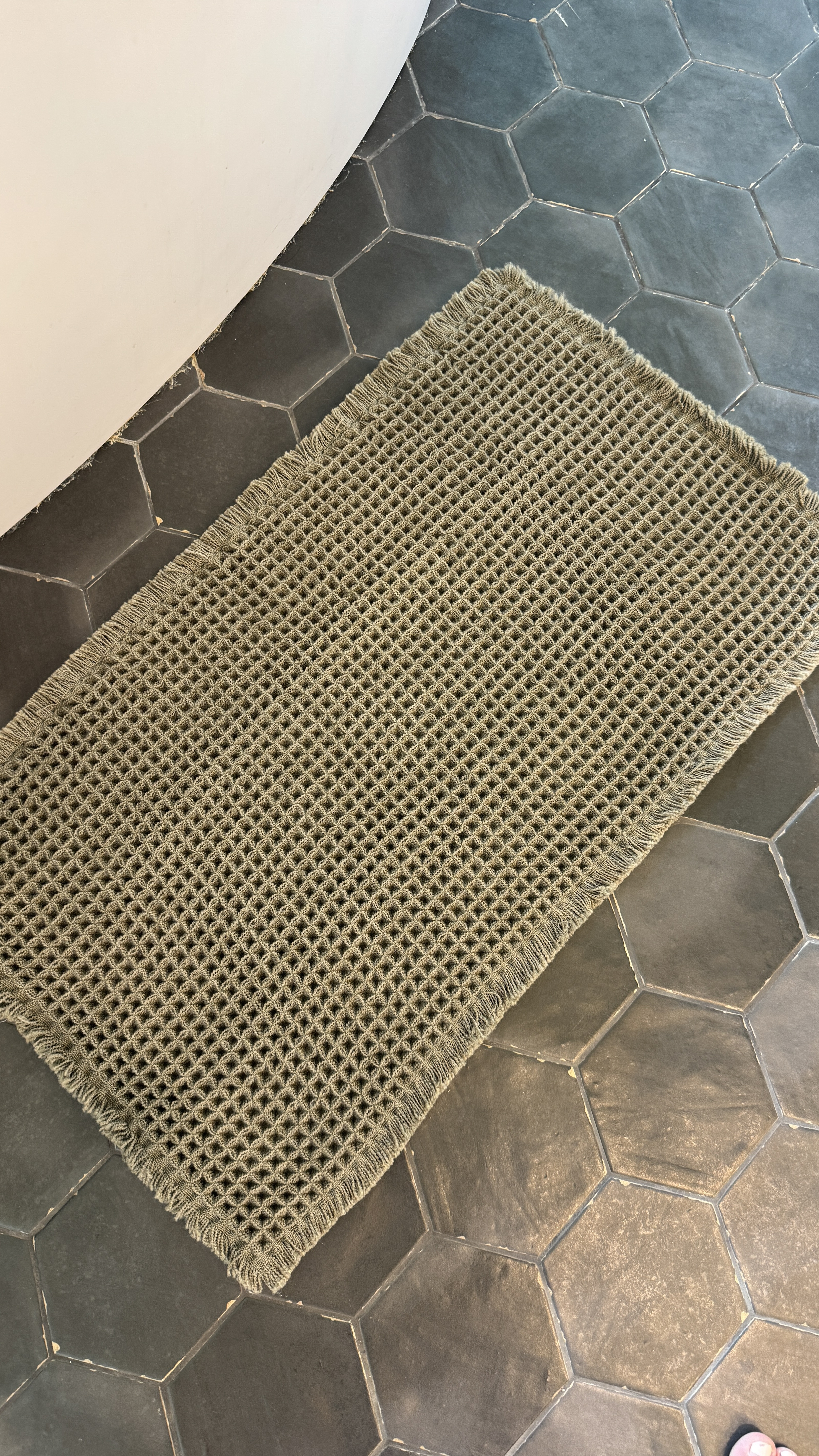 Looking for a neutral bathmat that works with any bathroom aesthetic? This textured waffle weave adds warmth, softness, and a spa-like touch.

Looking for a neutral bathmat that works with any bathroom aesthetic? This textured waffle weave adds warmth, softness, and a spa-like touch.

#LTKSaleAlert #LTKHome #LTKFindsUnder50