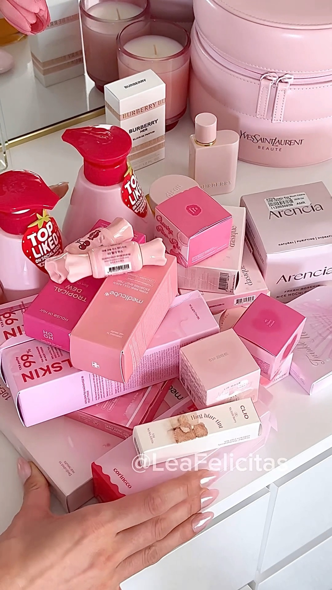 Makeup and Korean skincare from YesStyle 🌸✨

Shades:
Novo lip mask in sweet peach 03
Dasique 
Eyeshadow palette love blossom 31
Glow pot peony gummy 11
Soufflé pot 08 & 11