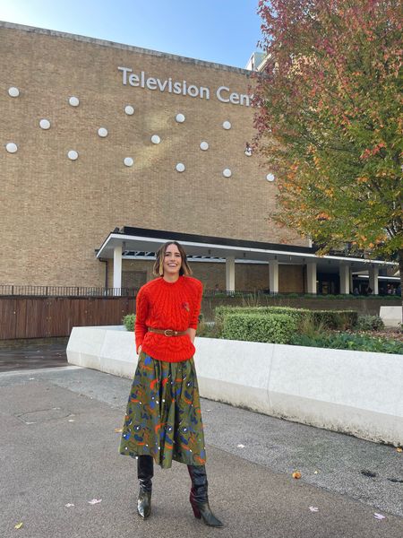 Doing the telly 📺 and talking about knits. I am wearing a lovely orange-red knit, a leather belt and a flattering midi skirt that I paired with gorg leather boots. They’re a couple of seasons old and are on sale now! 

#knits #jumpers #cosyfashion #fallfashion #ootd #outfitinspo

#LTKSeasonal #LTKsalealert #LTKstyletip