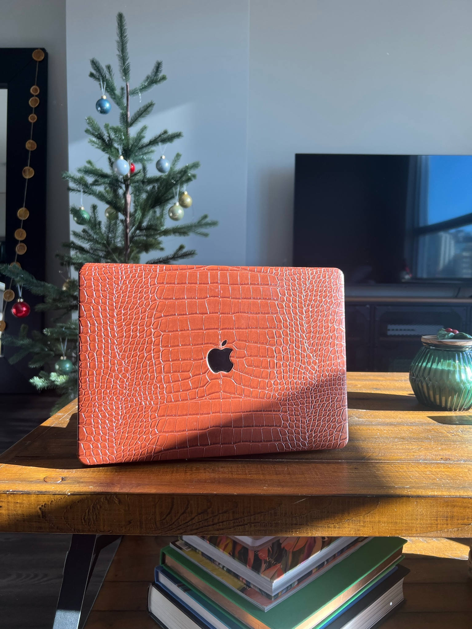 Gift Idea 🎁 : Treat someone or yourself to this beautiful faux leather , 100% Cruelty Free MacBook case 💻 ! There are 50+ colors to choose from AND they are currently doing a site wide  20% off sale for the holidays 🎄🎁 || @chic.geeks 

#giftguide #tech #technology #macbook #macbookcase #laptopcase #case #giftidea 

#LTKGiftGuide #LTKsalealert #LTKunder100