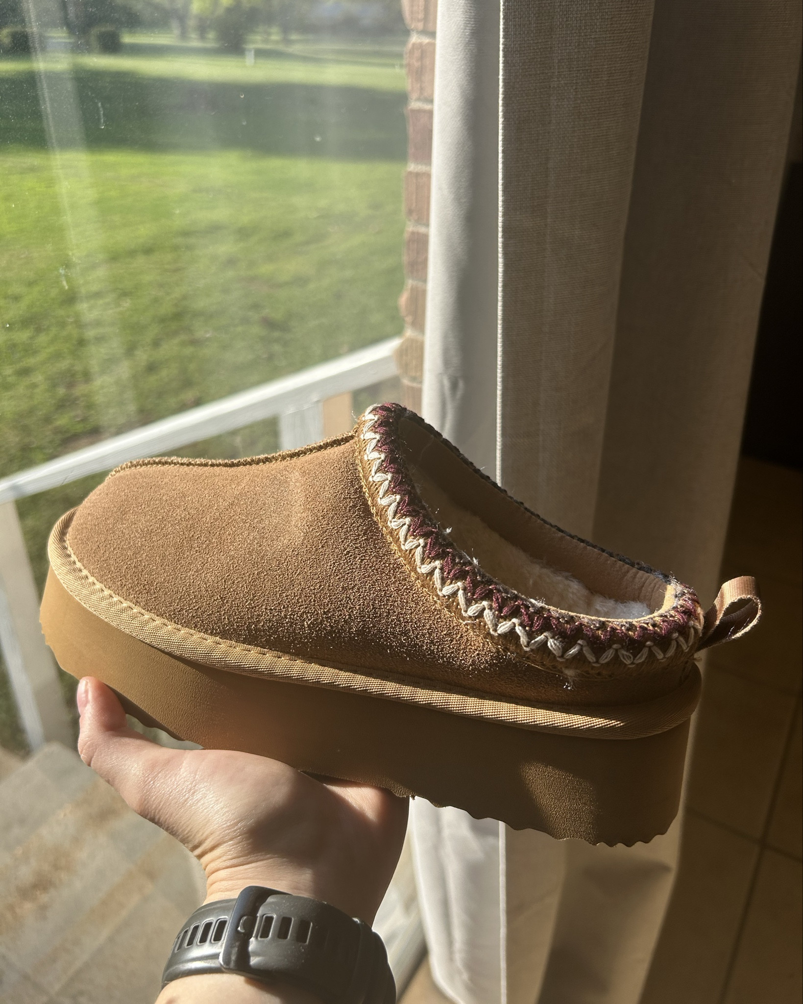 OK UGG DUPE!! Will be wearing these all season. Size 6!