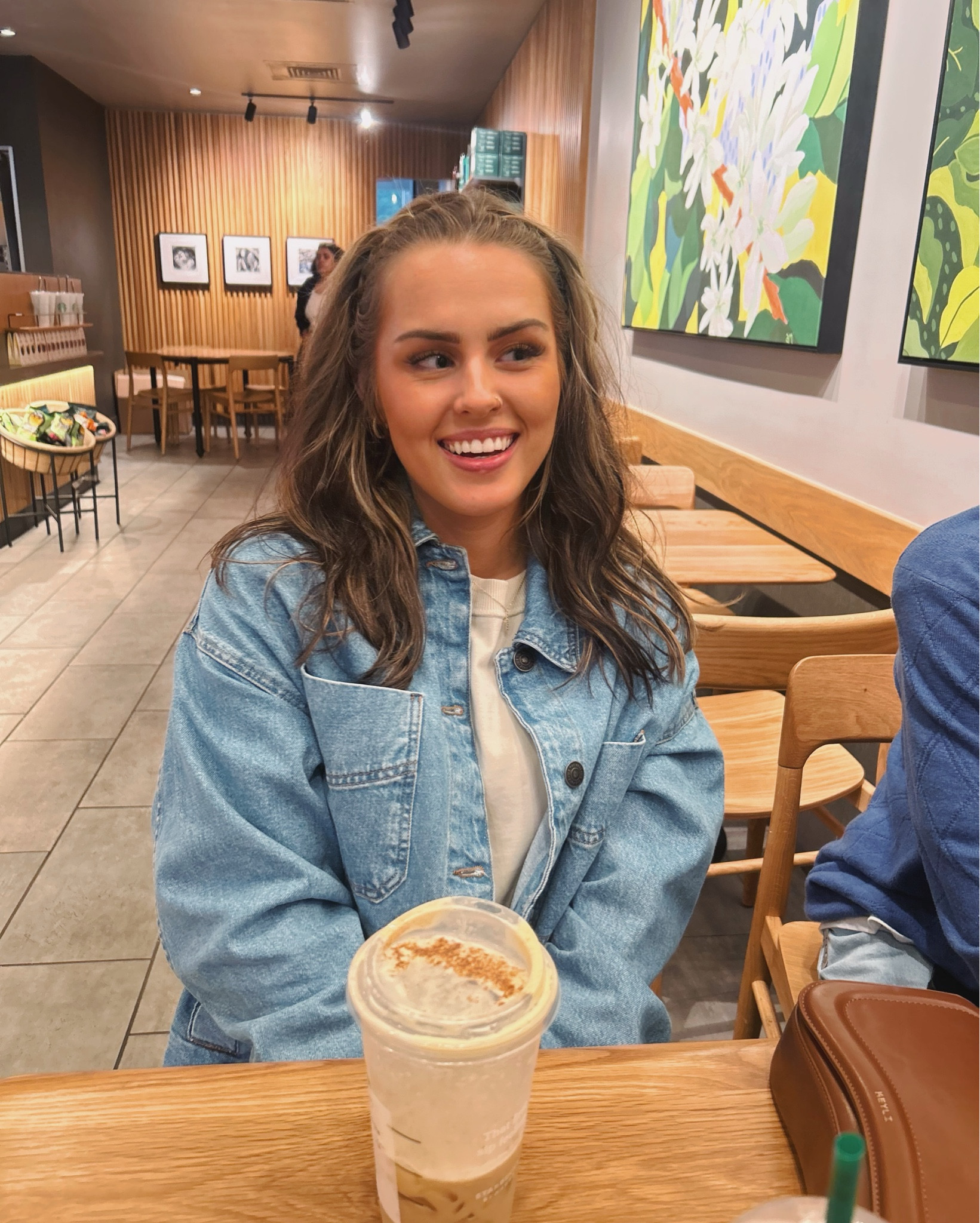 wearing the free people madison city jacket! runs very oversized, i’m wearing an XS for reference. 🫶🏻
also, this white tee is from the abercrombie men’s section. so high quality and thick. not see through at all 😍

#LTKStyleTip #LTKU #LTKFallSale